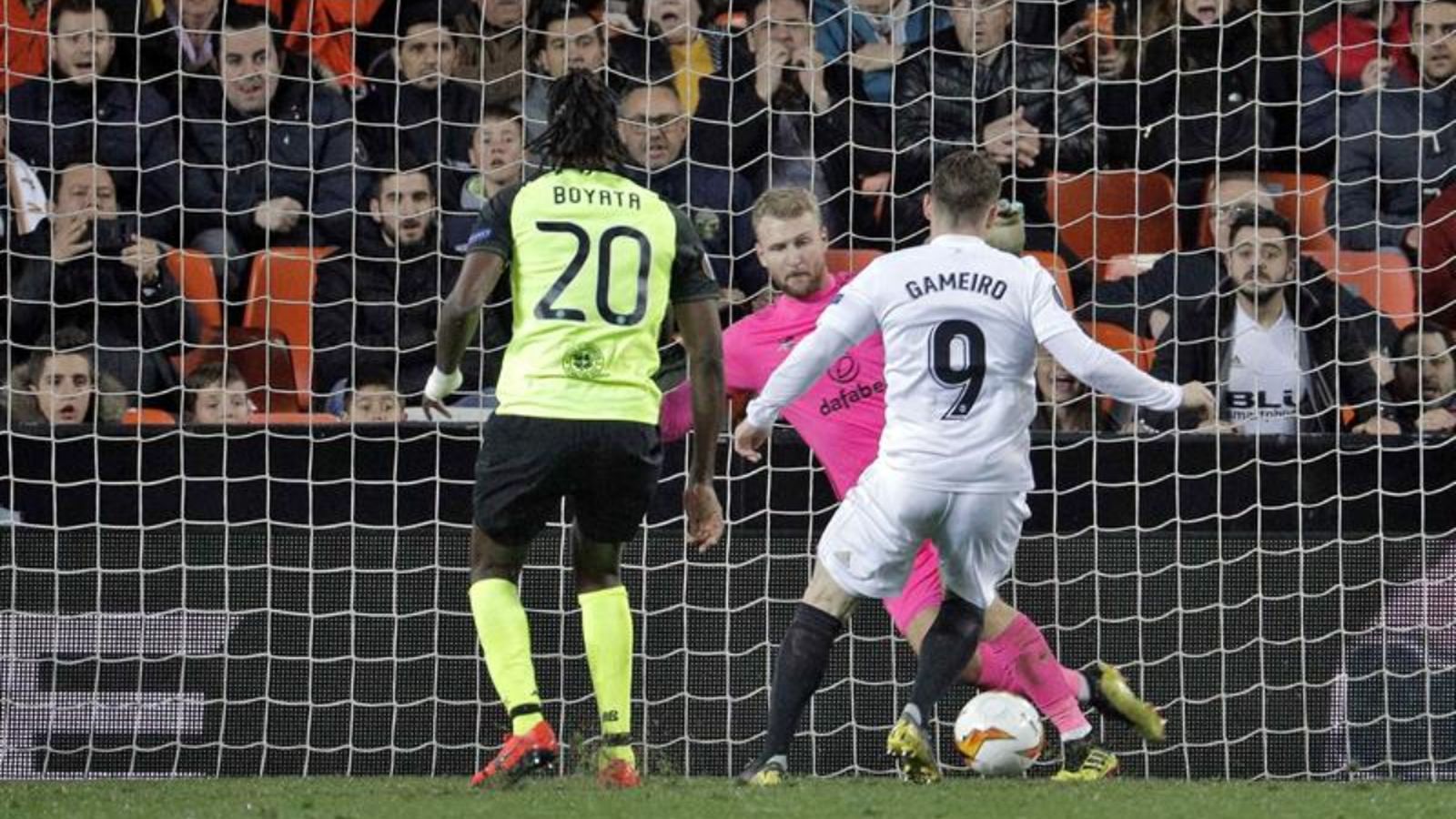 Gameiro encarant la porteria del Celtic de Glasgow