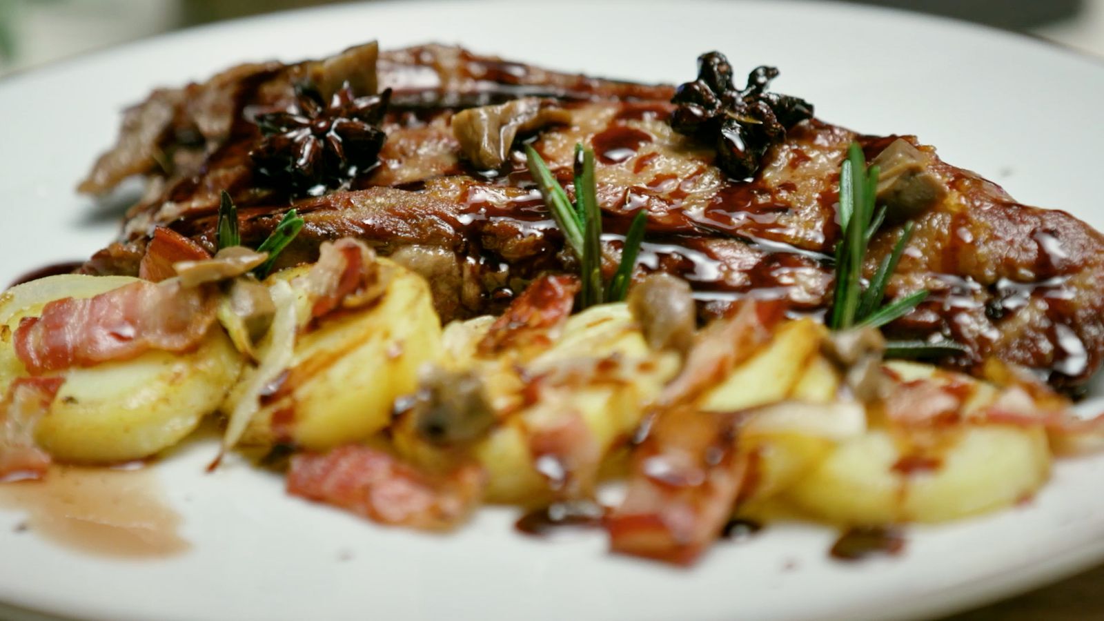 Ploma ibèrica amb oli de bolets i reducció de vi