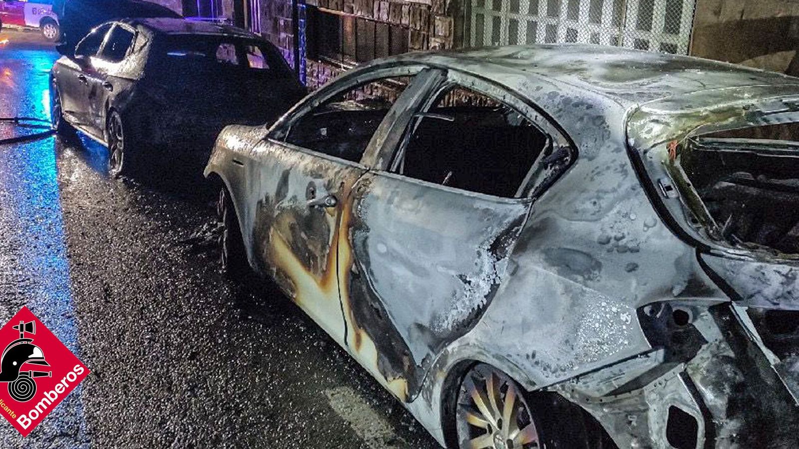 Dos dels cinc vehicles calcinats aquesta matinada a Banyeres de Mariola