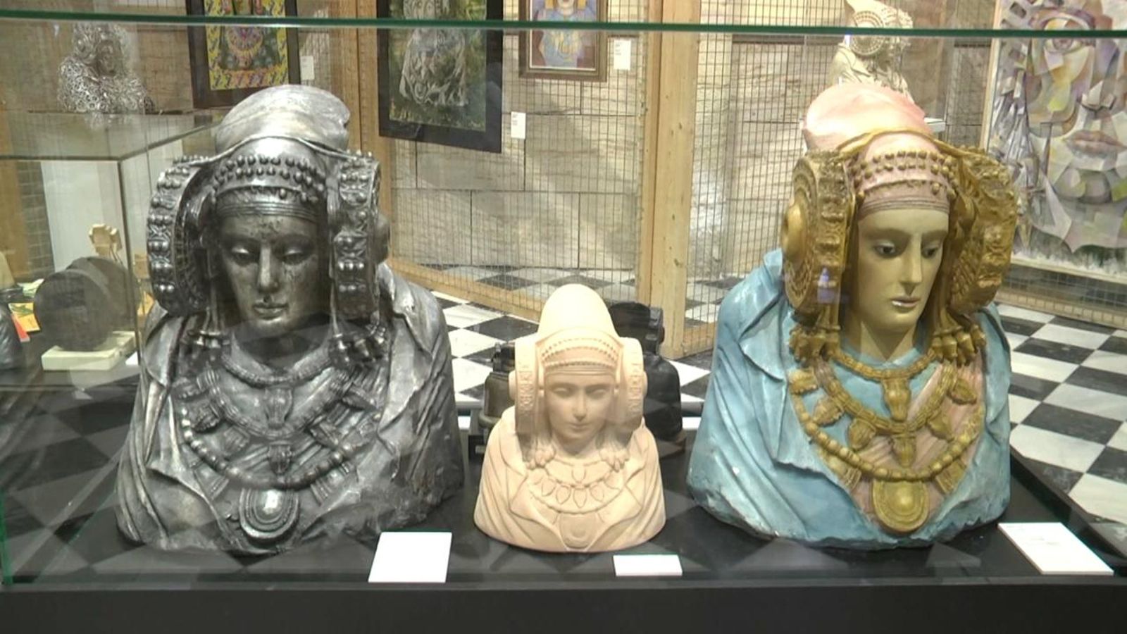 Una exposició exhibeix més de 200 reproduccions de la Dama d’Elx