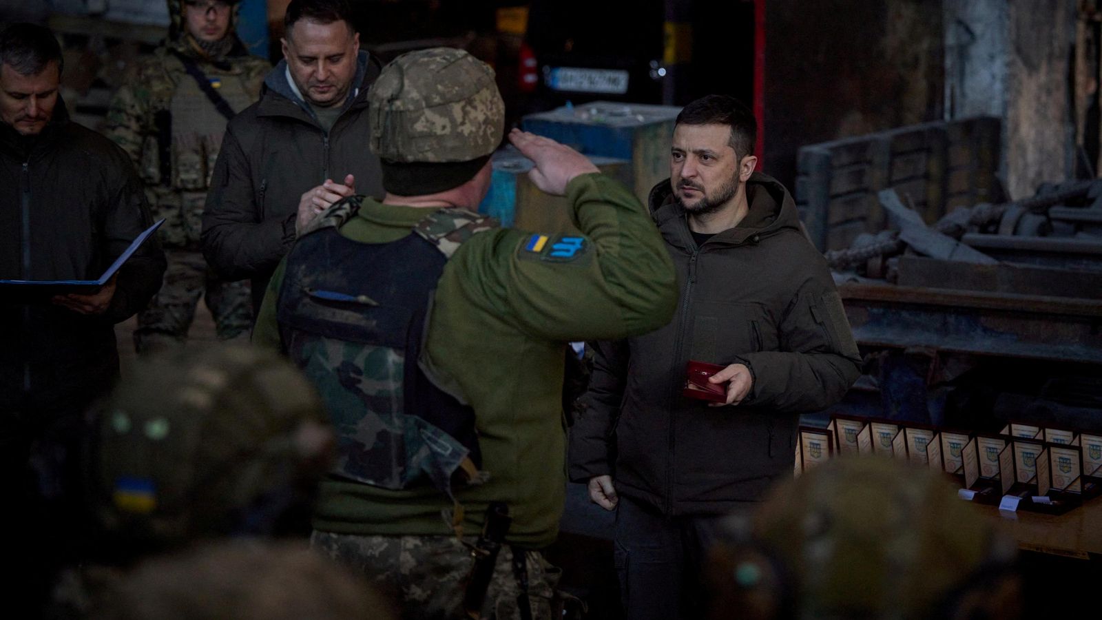 Un militar desplaçat a la regió de Bakhmut saluda el president ucraïnés, Volodímir Zelensky, en la visita del mandatari al front de Donetsk