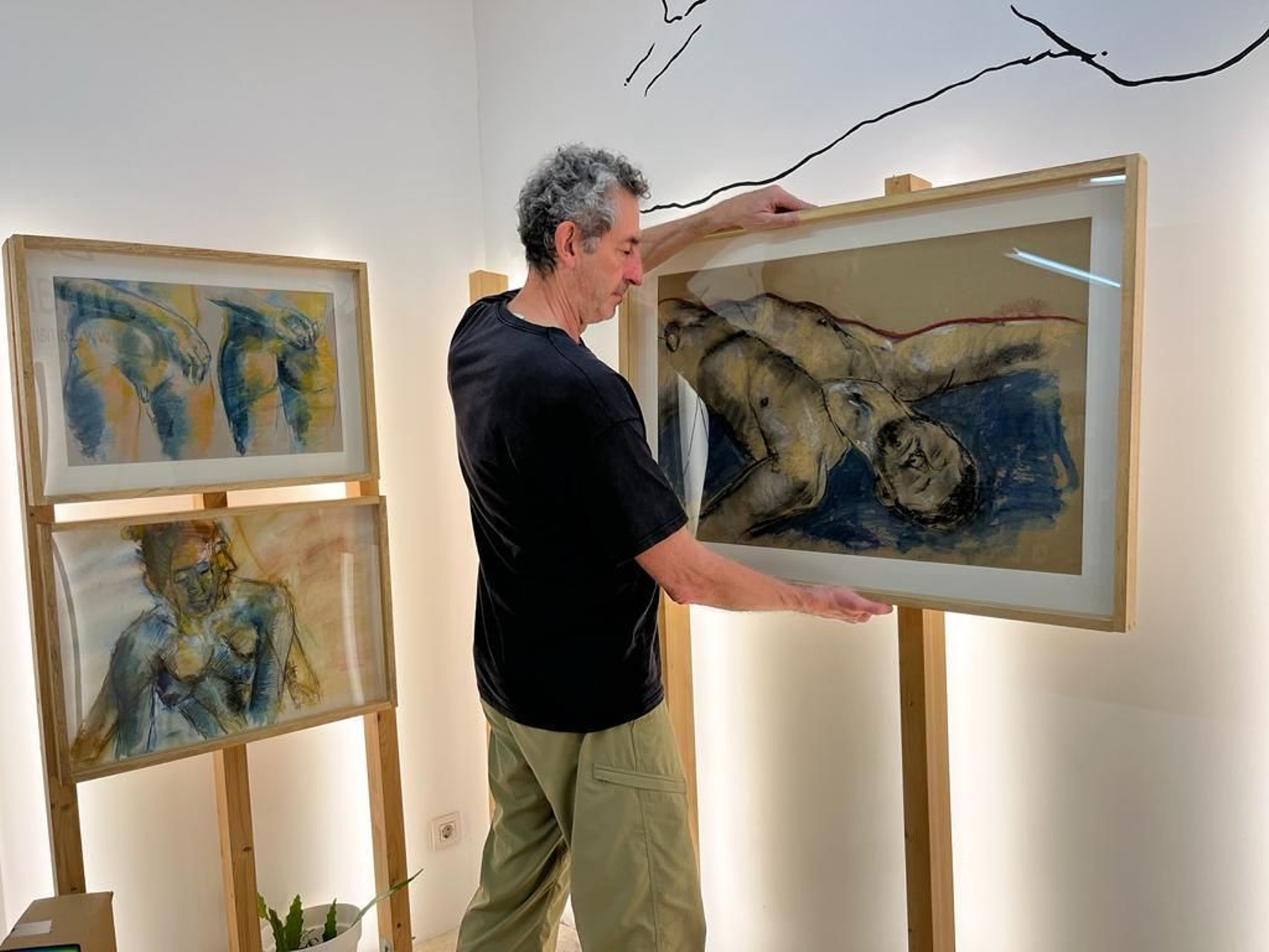 L'artista durant un moment del muntatge