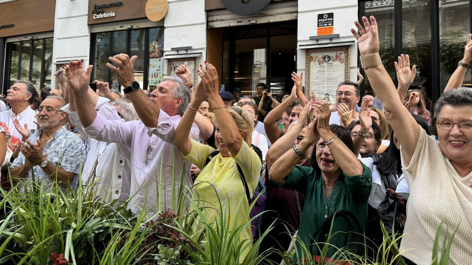 El públic que seguia la processó esclata en aplaudiments al pas de la Senyera pel centre de València