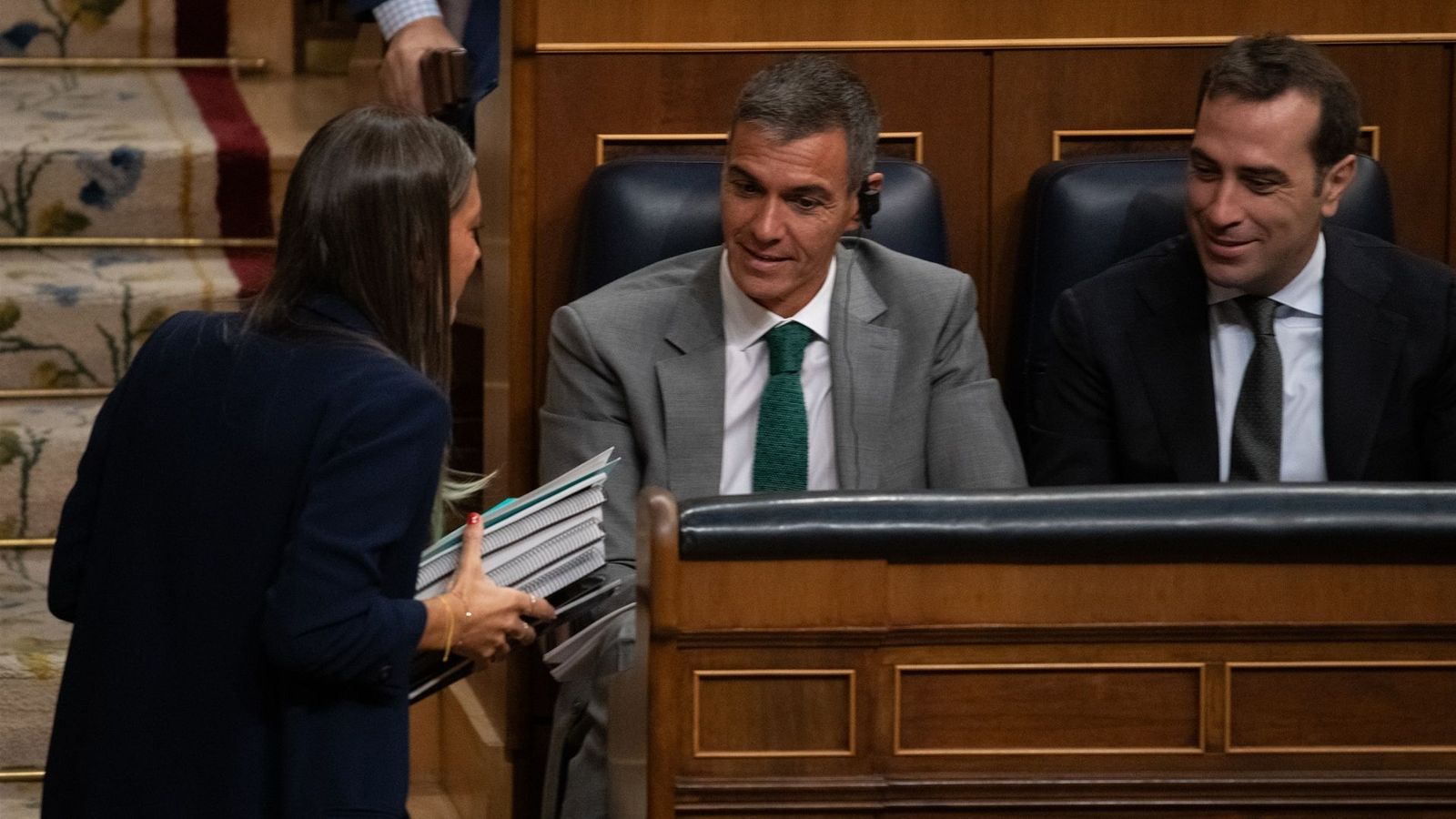 La portaveu de Junts, Míriam Nogueras (d'esquenes), es dirigix al president del govern espanyol, Pedro Sánchez, i el vicepresident económic, Carlos Cuerpo (arxiu)