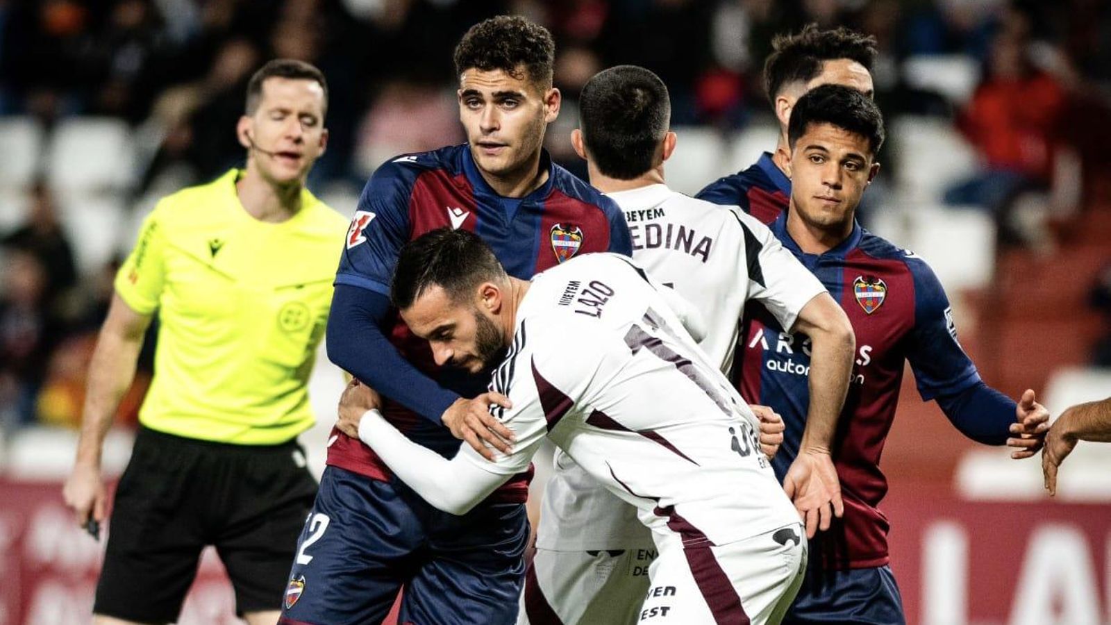 El granota Andrés García, defensat per Lazo, de l'Albacete