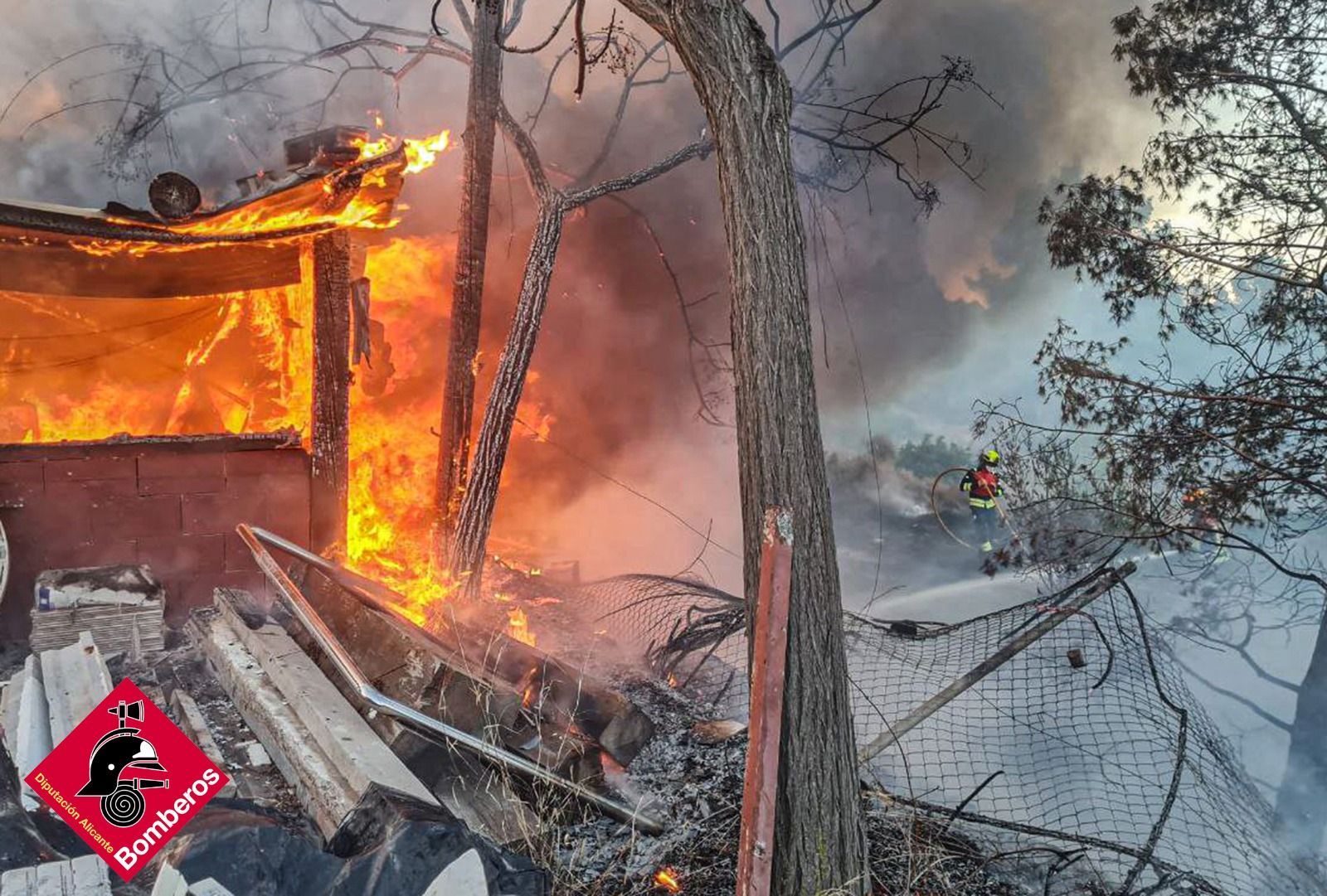 Els bombers de la Diputació d'Alacant extingueixen les flames a una parcel·la de la Nucia