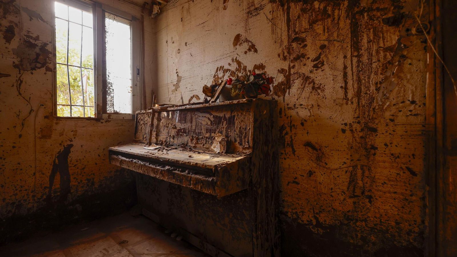 El piano a una habitació d'Utiel devastada per la DANA