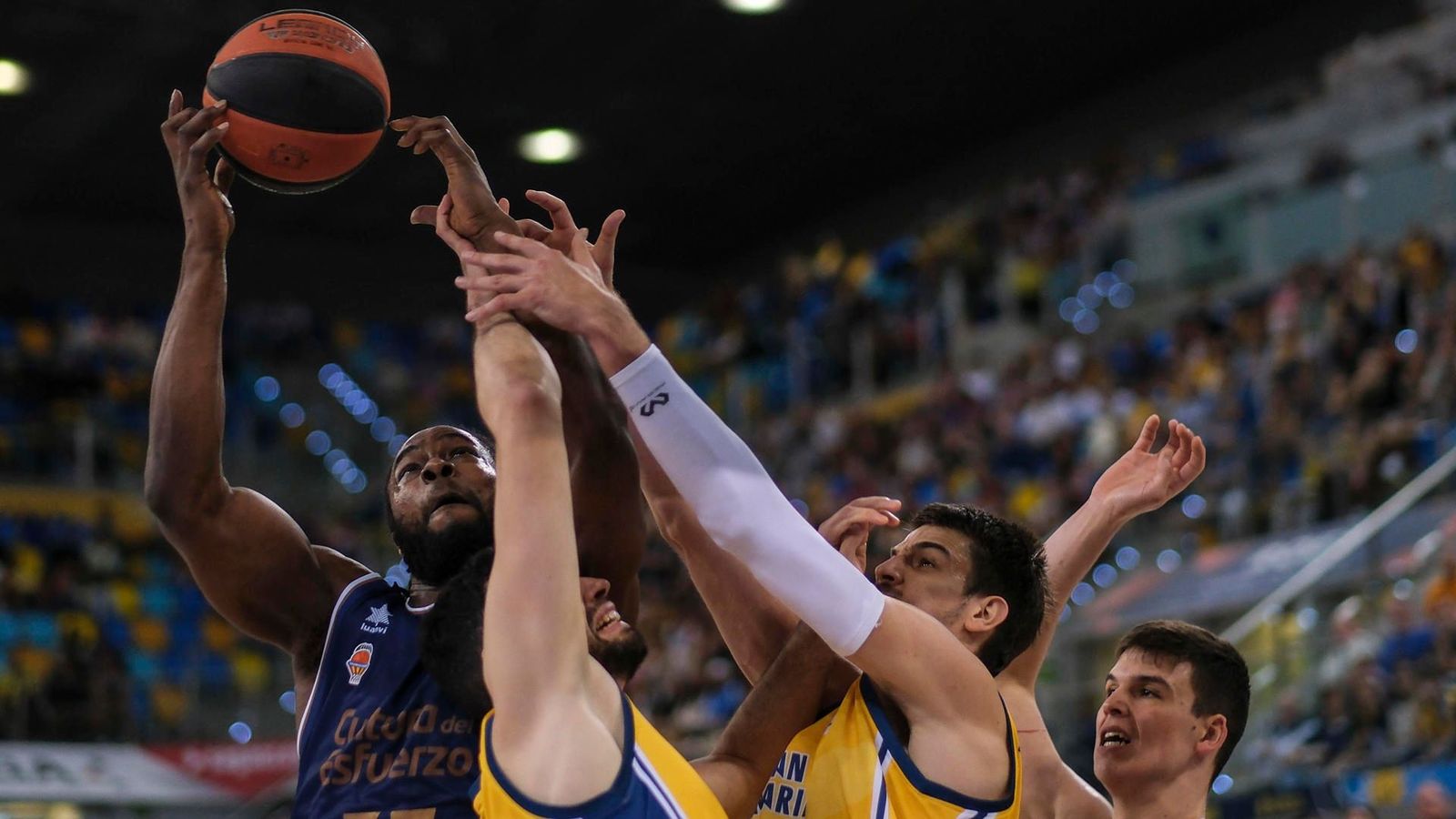 Ojeleye, en una acció ofensiva