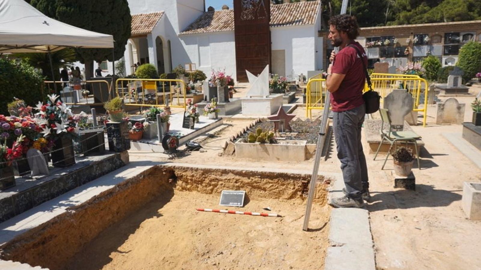 El director arqueològic, Miguel Mezquida, abans de començar les excavacions en la fossa 112