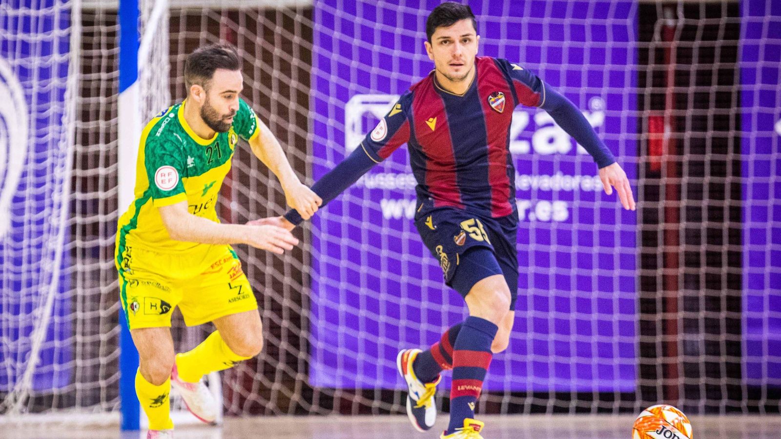 Antoniazzi, en una acció del partit