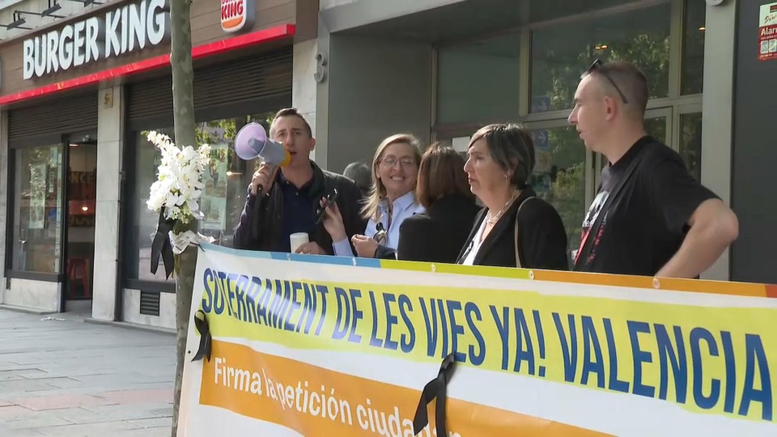 La Plataforma pel Soterrament de les Vies d'Alfafar ha protestat davant la seu d'Adif, a Madrid