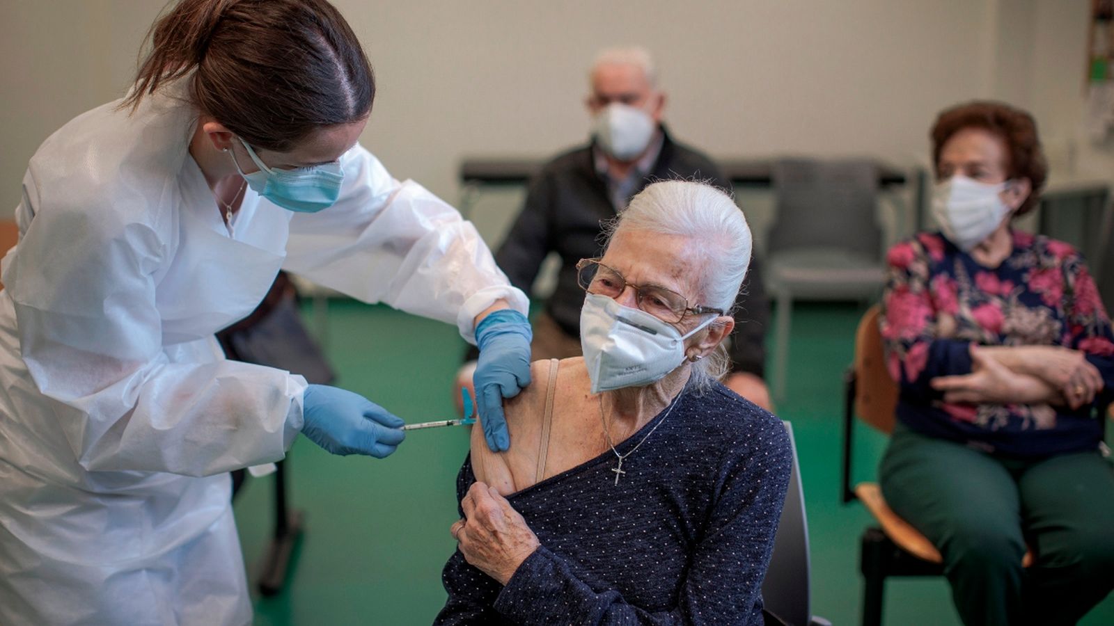 Una dona es vacuna al centre de dia de majors de Burjassot