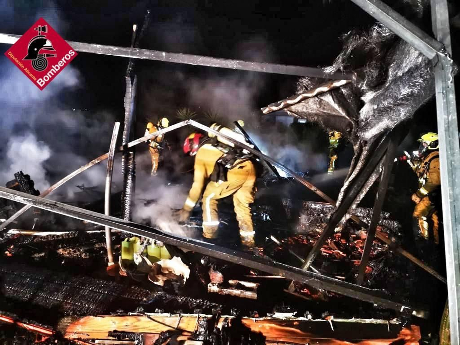 Els bombers apagant el foc en el moment de l'extinció de l'incendi a Benidoleig