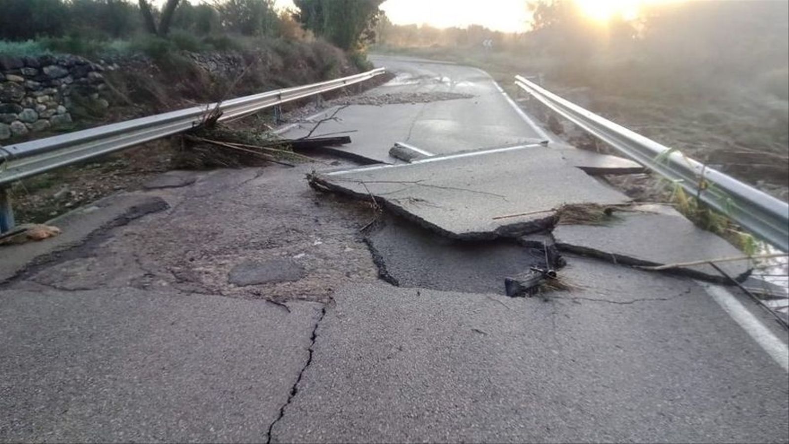 Estat en què ha quedat la carretera CV-130 entre Sant Mateu i Tírig