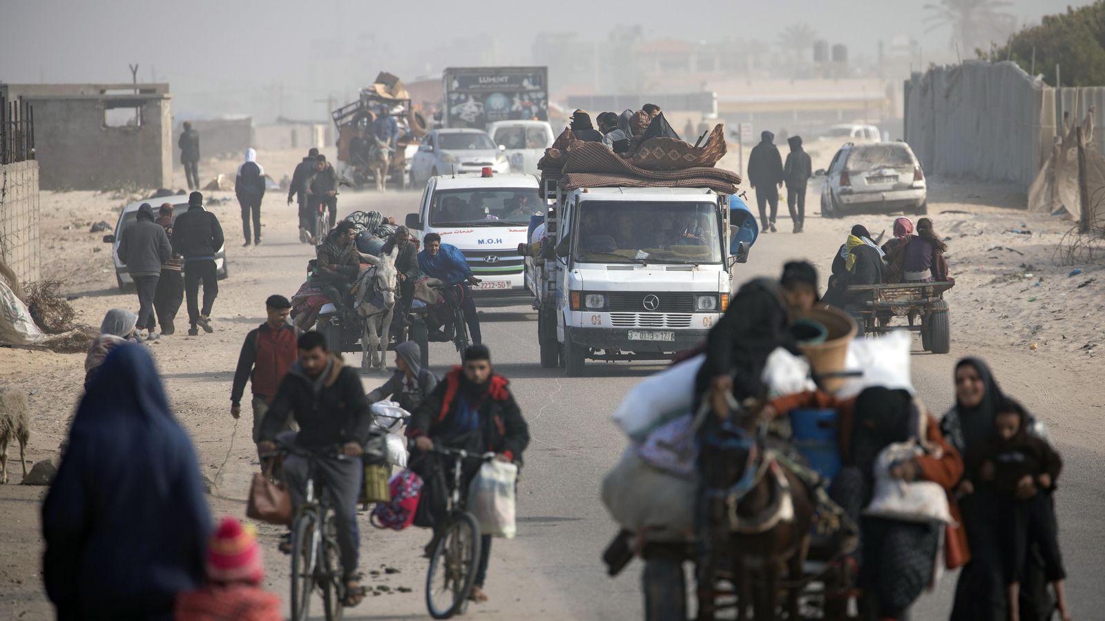 Milers de palestins des de Khan Yunis cap al campament de refugiats de Rafah, en la frontera amb Egipte, pels combats a la ciutat Milers de palestins marxen des de Khan Yunis al campament de Rafah, en la frontera amb Egipte, pels combats a la ciutat