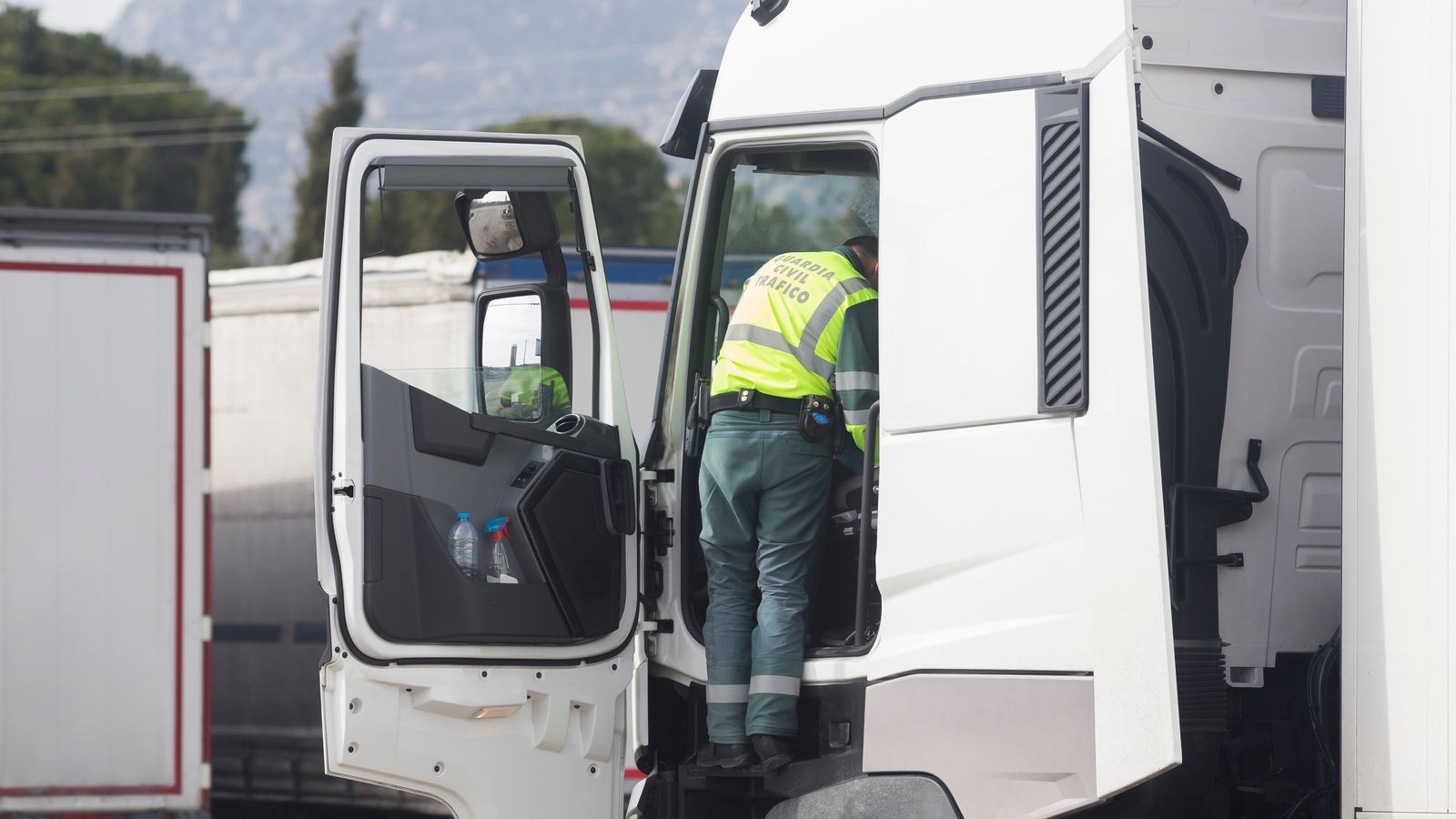 Un agent de la Guàrdia Civil en un camió en una imatge d'arxiu