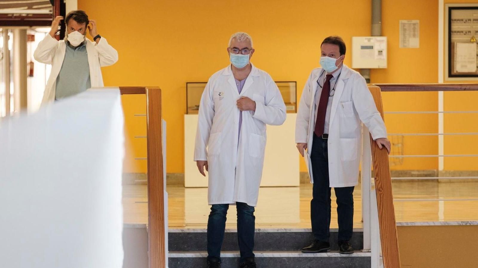 Metges amb mascareta en un hospital, este dimarts / Ángel Medina G. (EFE)