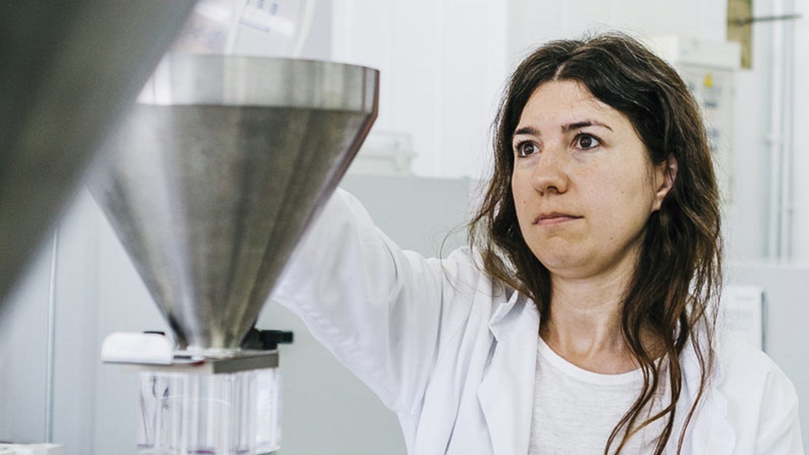 Una investigadora treballa en el desenvolupament d'envasos en materials sostenibles