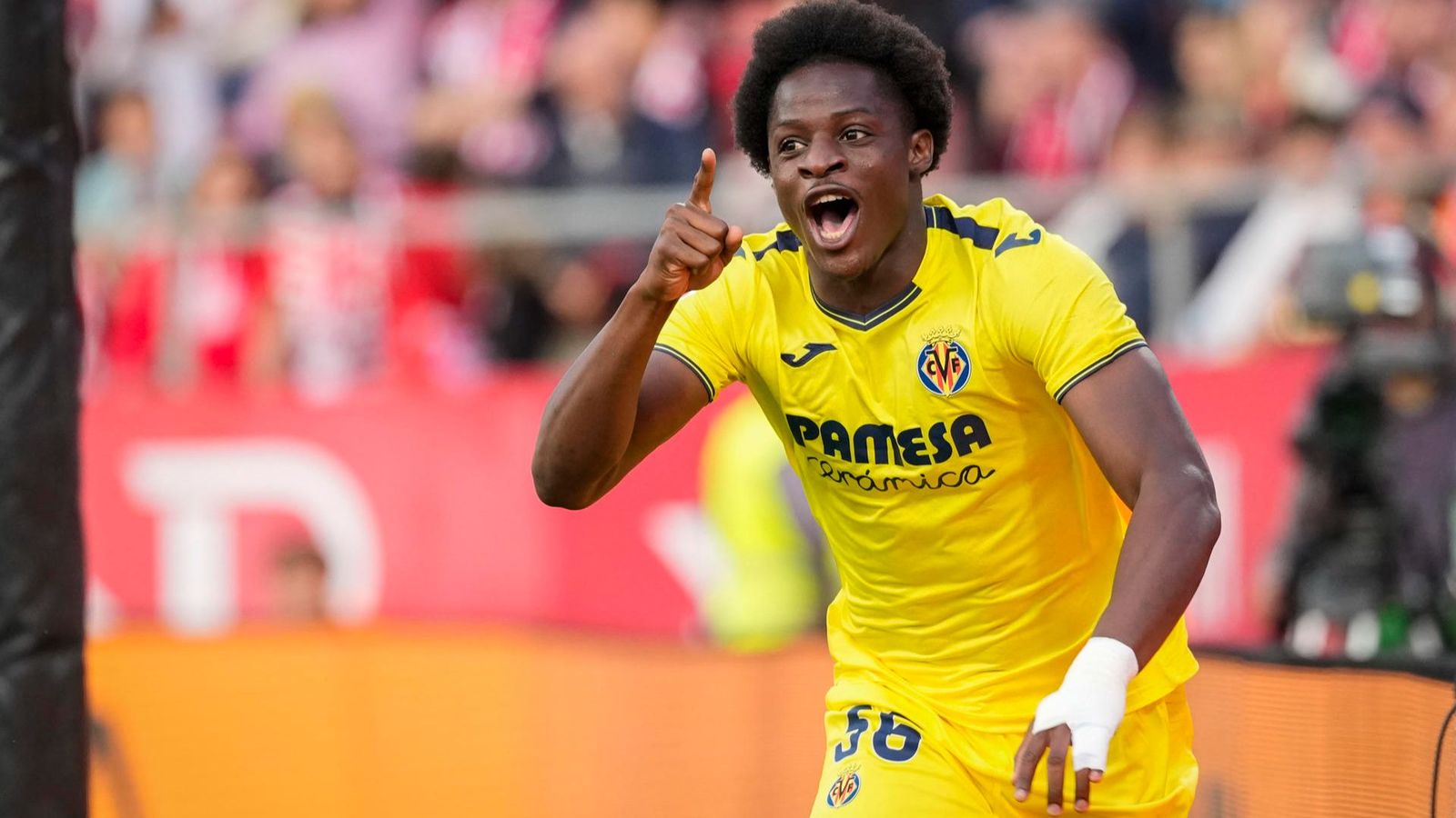 Etta Eyong celebra el gol