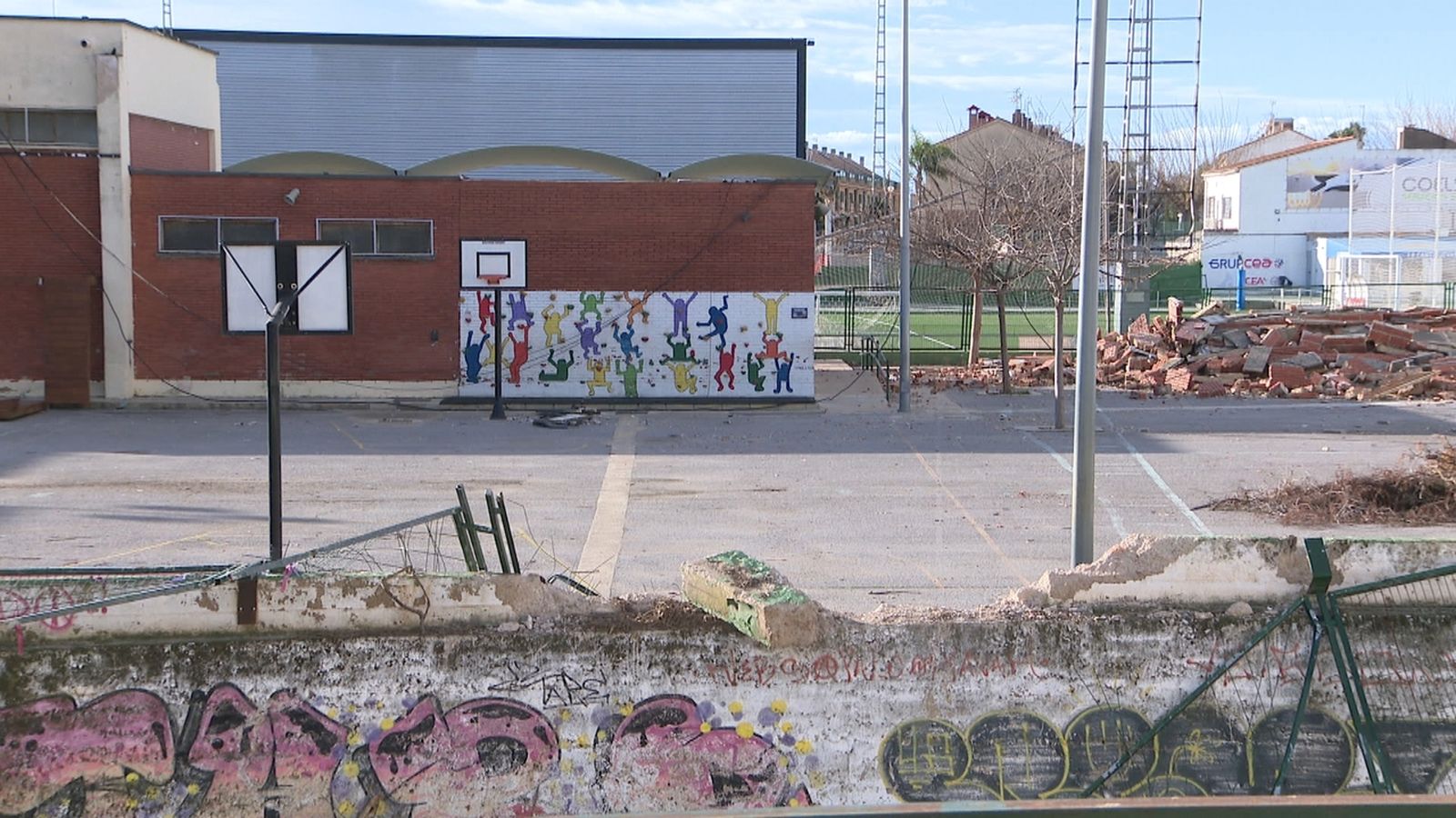 Les famílies de l'alumnat del col·legi Blasco Ibáñez d'Alginet, afectat per la dana, rebutgen els barracons d'Educació