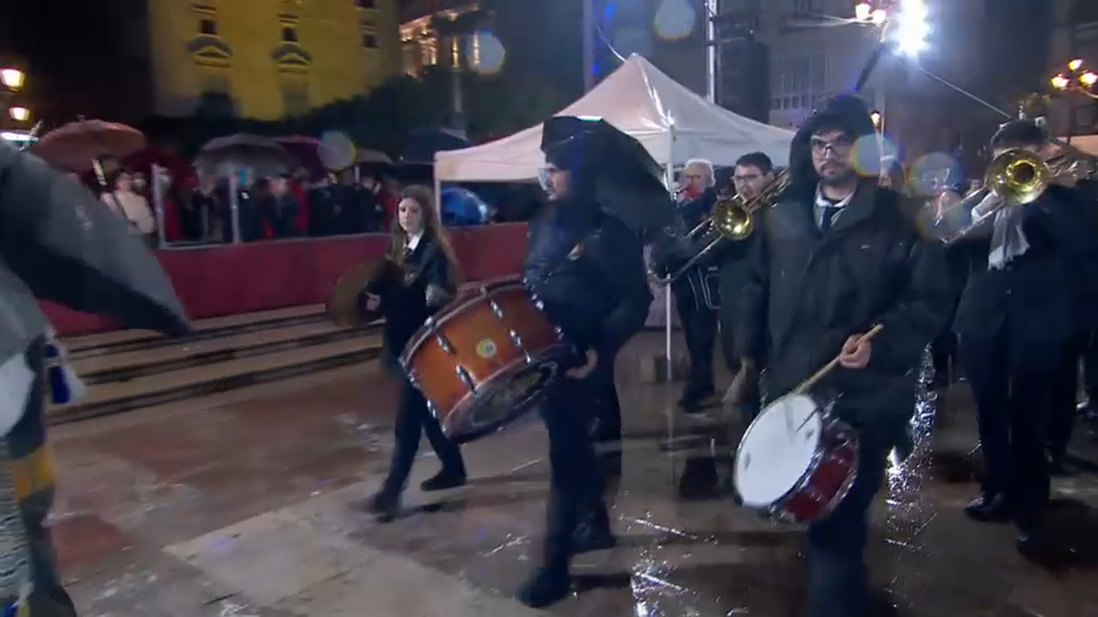 Una banda toca en l'Ofrena davall de la pluja
