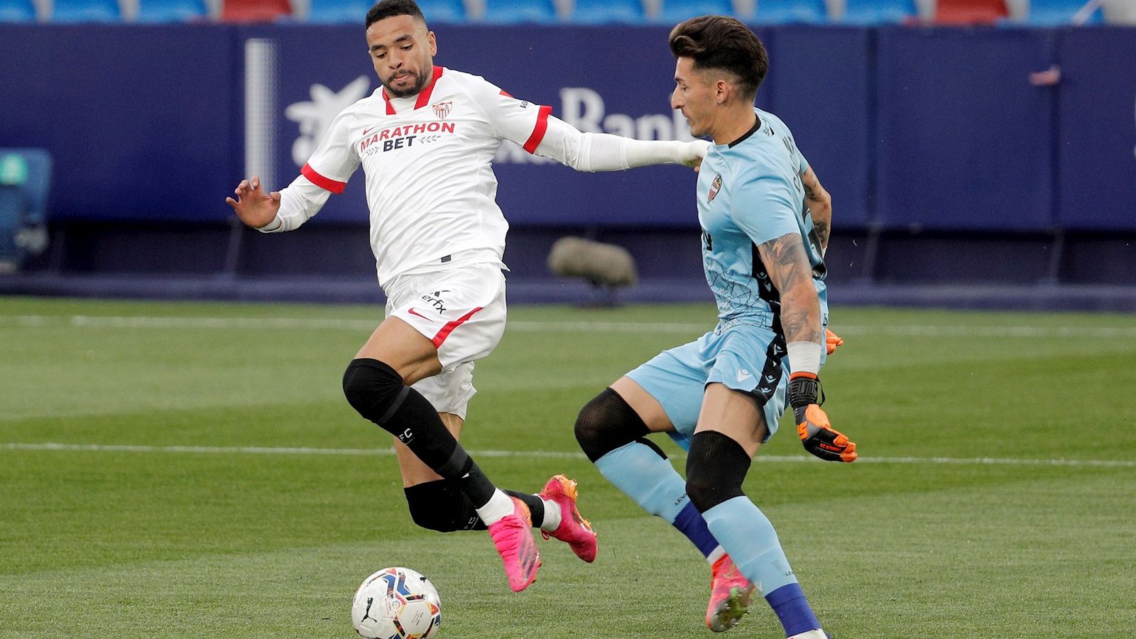 Dani Cárdenas, principal novetat del Llevant en la derrota contra el Sevilla (0-1)
