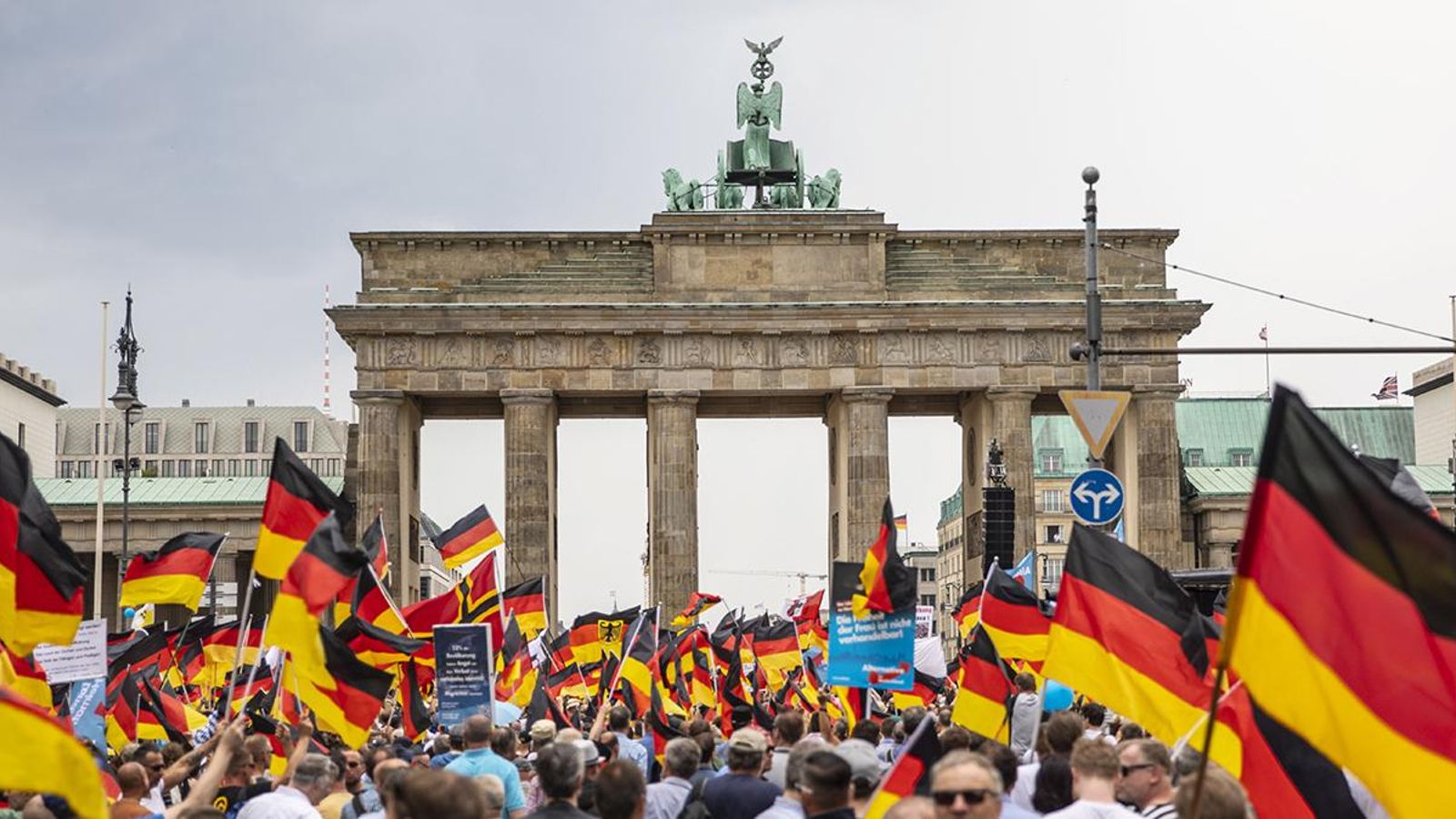 Manifestants ultradretans, a la Porta de Brandenburg.