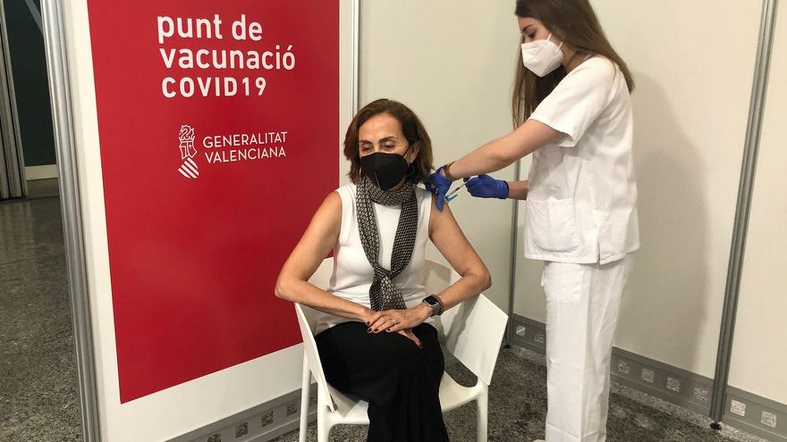 Imatge d'arxiu d'una dona al centre de vacunació de la Ciutat de les Arts i les Ciències de València