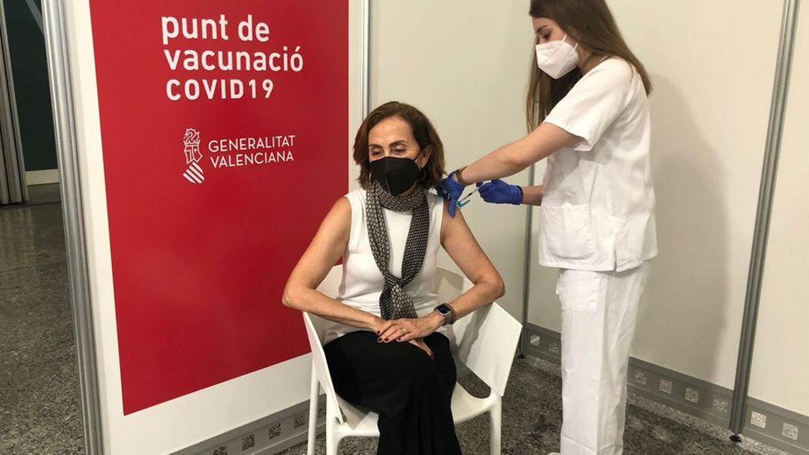 Imatge d'arxiu d'una dona al centre de vacunació de la Ciutat de les Arts i les Ciències de València