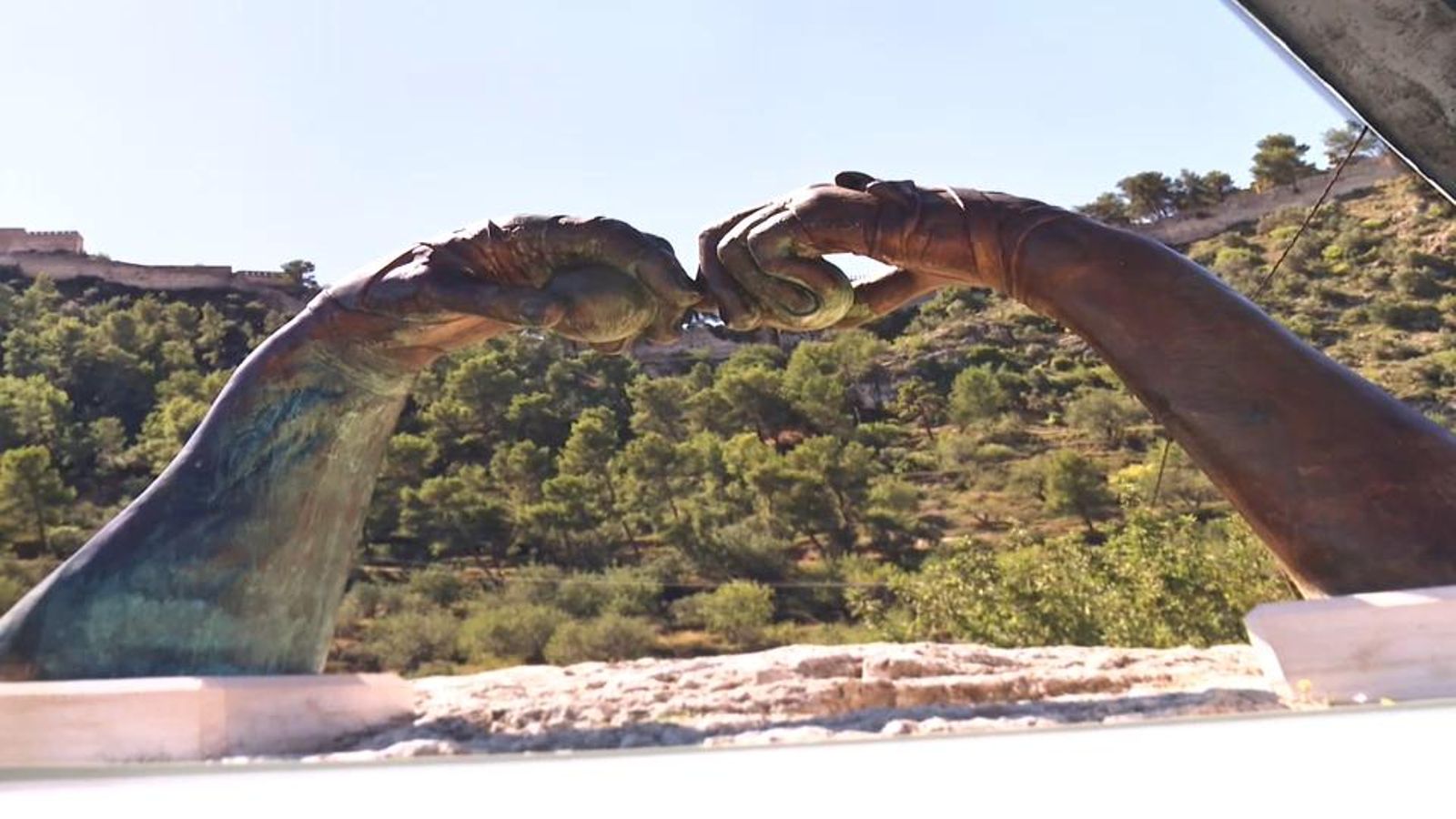 L'Arc Daurat, escultura basada en les mans del Genovés