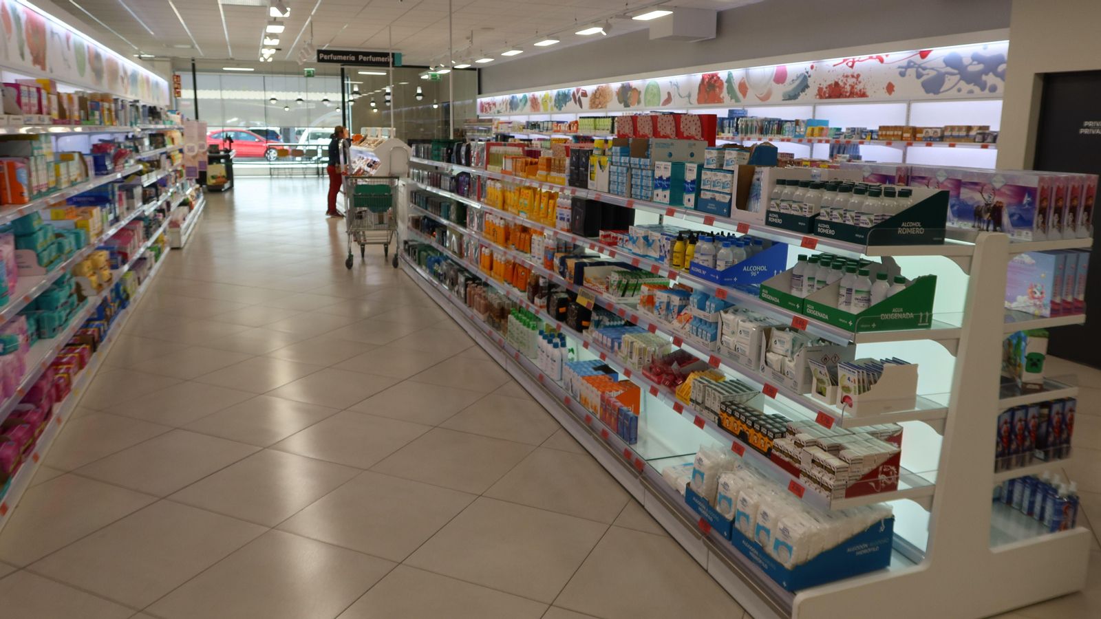 Un dels corredors de productes de perfumeria d'un supermercat de la cadena valenciana