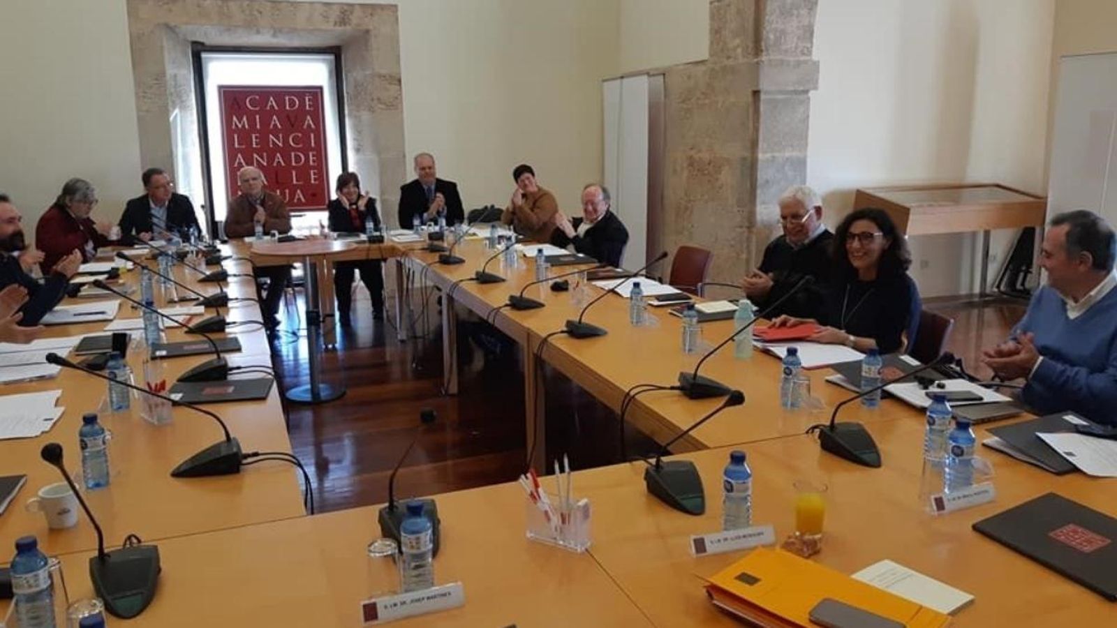 Els acadèmics i acadèmiques que integren l'AVL durant un ple, en una imatge d'arxiu