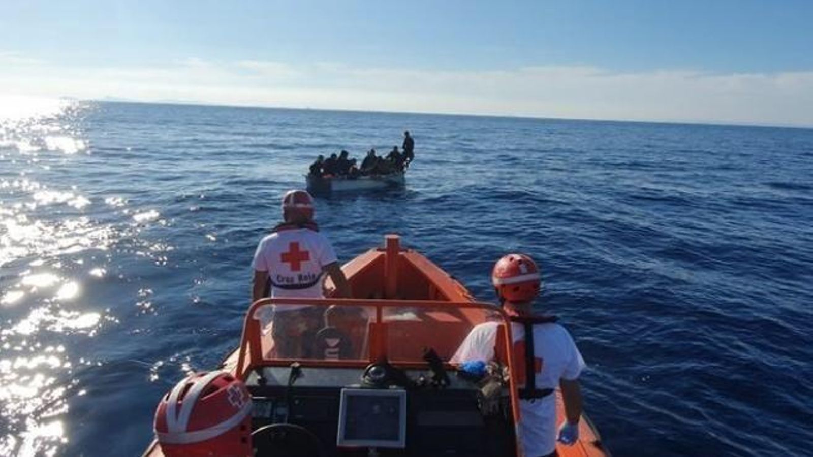 Imatge d'arxu d'una actuació d'ajuda de la Creu Roja d'Alacant a un grup de migrants en una pastera
