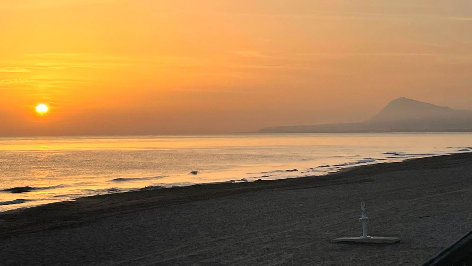 Primeres clarors d'aquest dimarts a la platja d'Oliva