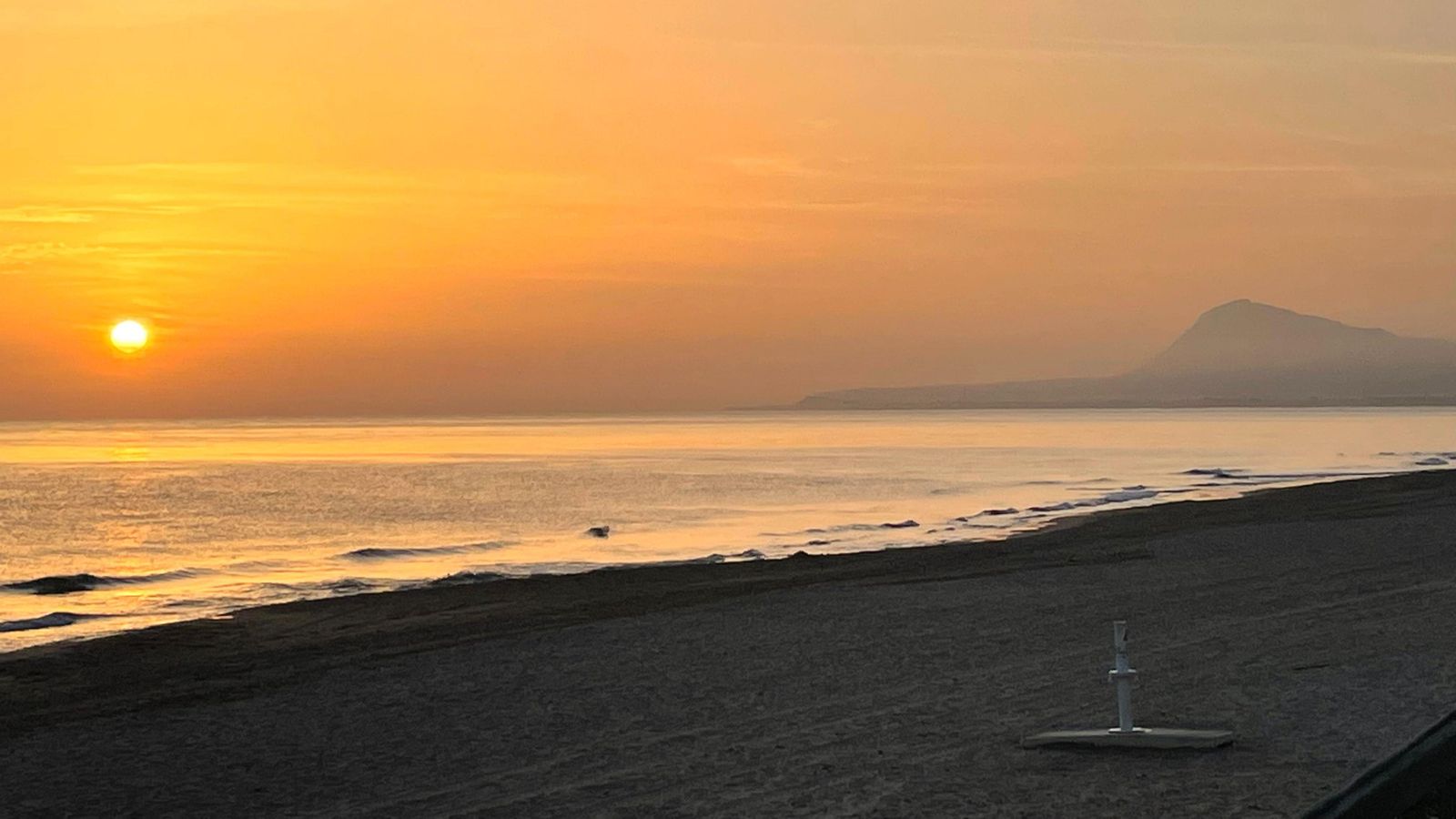 Primeres clarors d'aquest dimarts a la platja d'Oliva