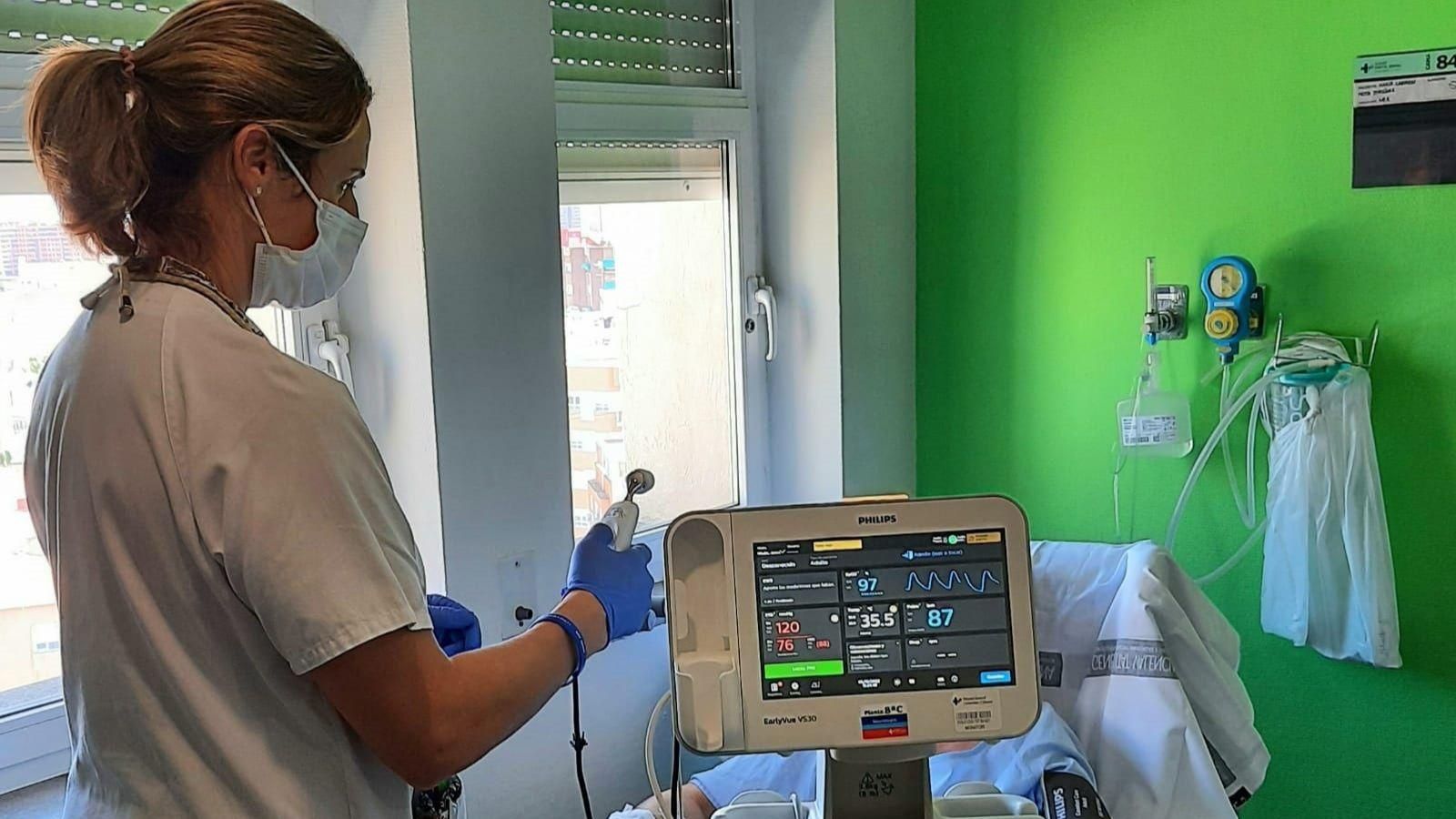 Una sanitària aten un pacient, en una imatge d'arxiu