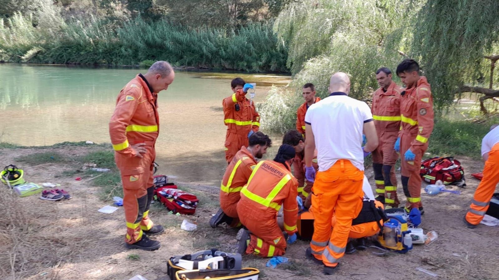 Els serveis sanitaris i els bombers tracten de reanimar el pare de la menor en el paratge de la presa de Manises