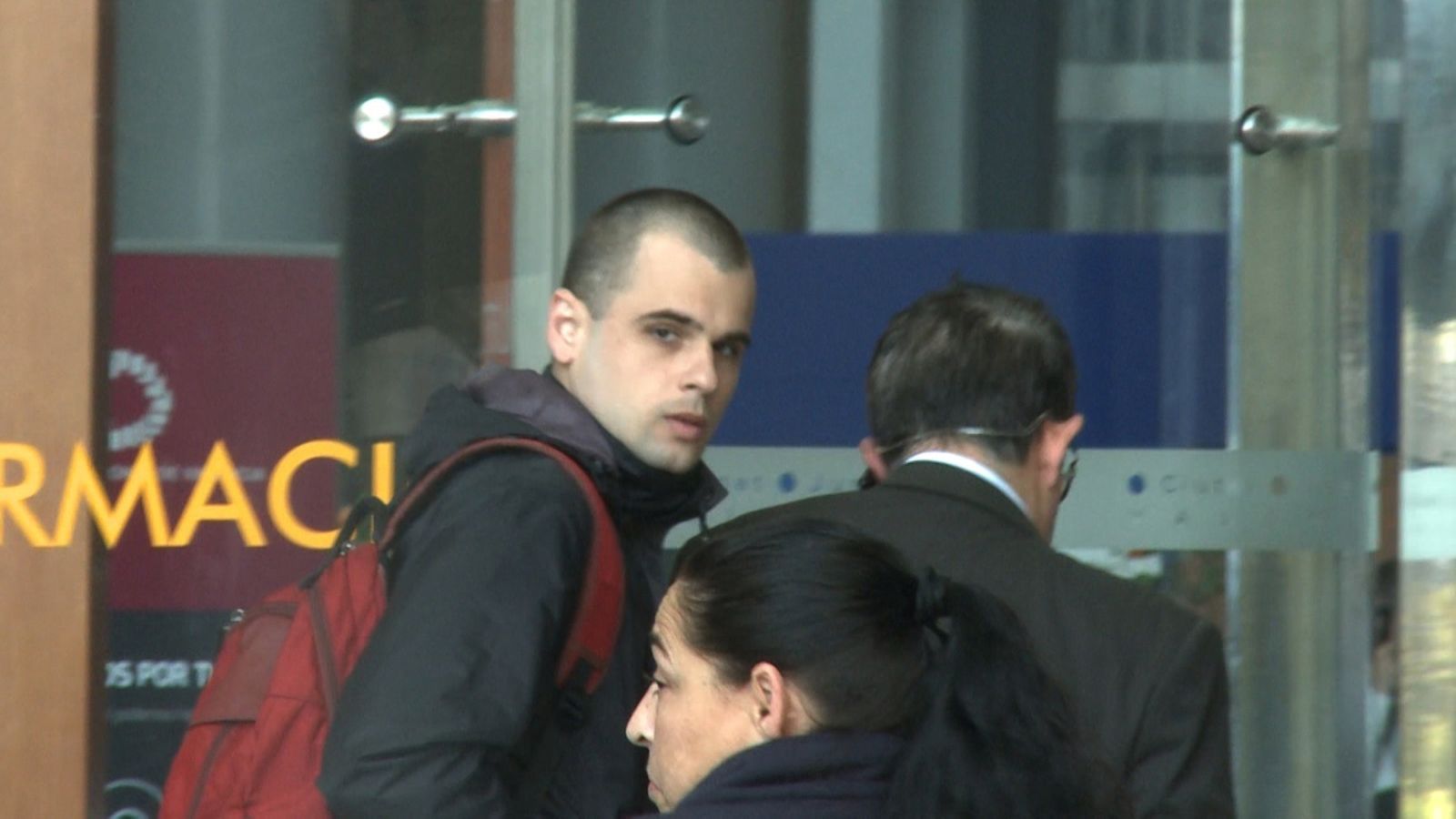 L'artista Rablaci entrant al jutjat