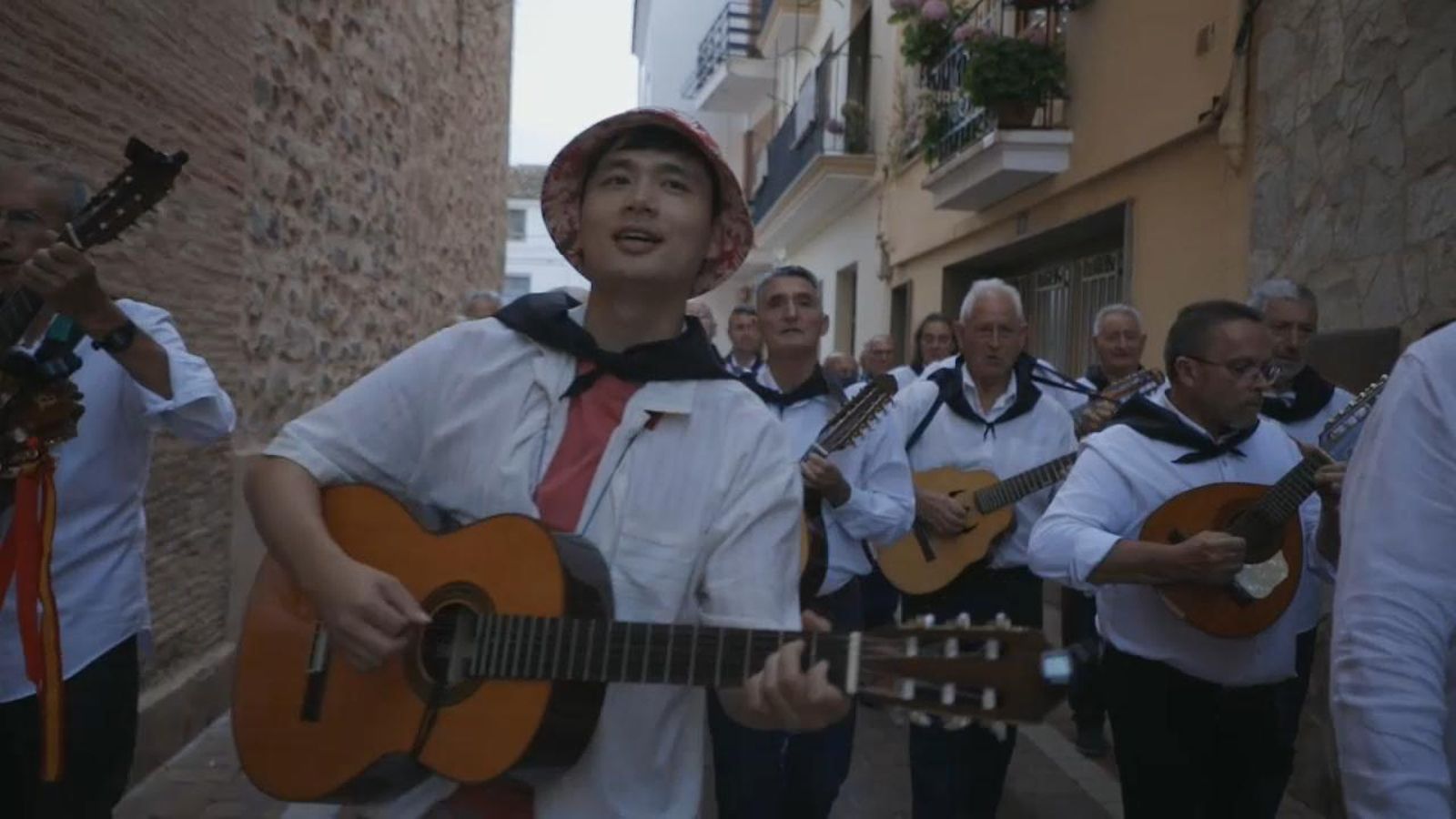 Hu Zhao tocant la guitarra en la Ronda a les Cambreres de les festes a Altura