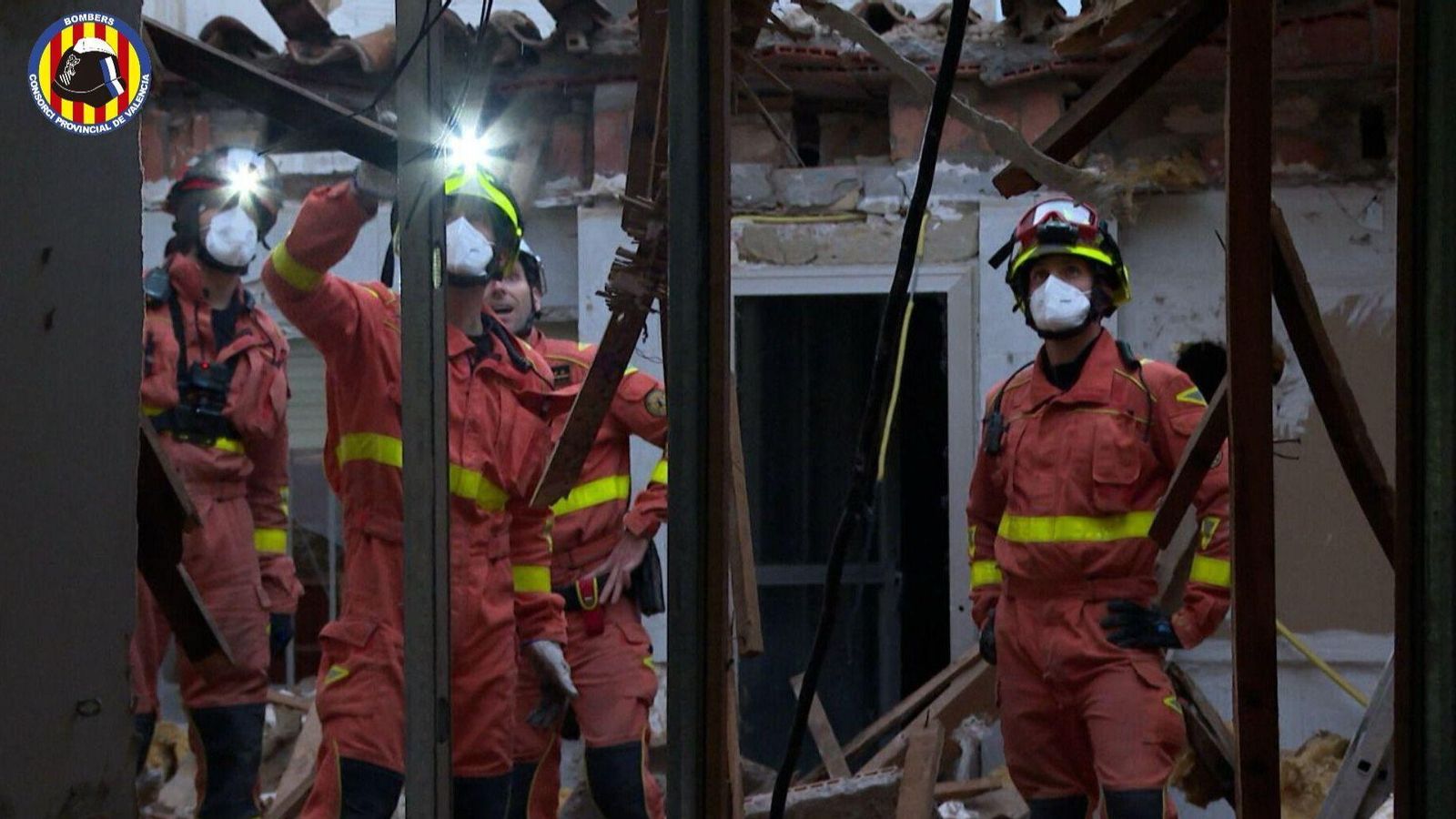 Els bombers, en una imatge d'arxiu, durant una intervenció en un incendi declarat a Torrent