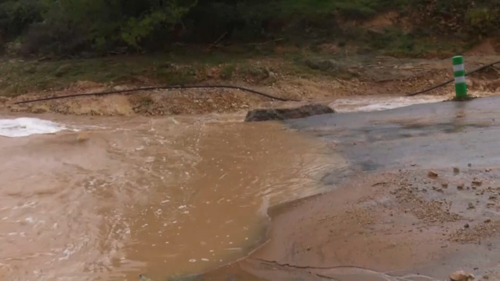 Una de les vies secundàries de la xarxa viària de Castelló on s'ha interromput el trànsit