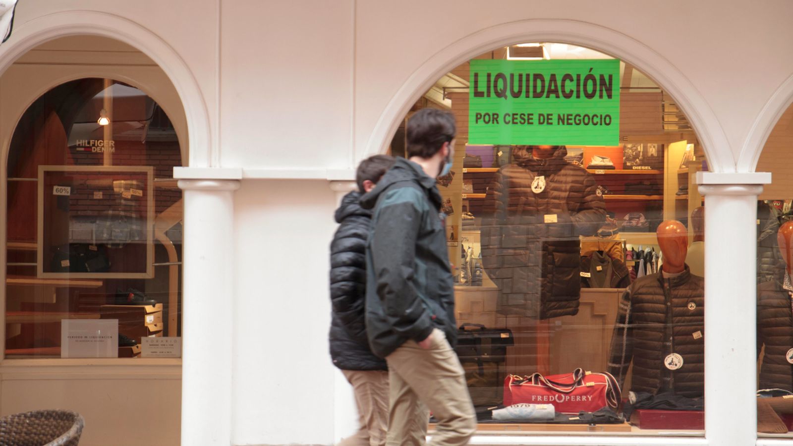 Aparador d'un local comercial amb un cartell de liquidació