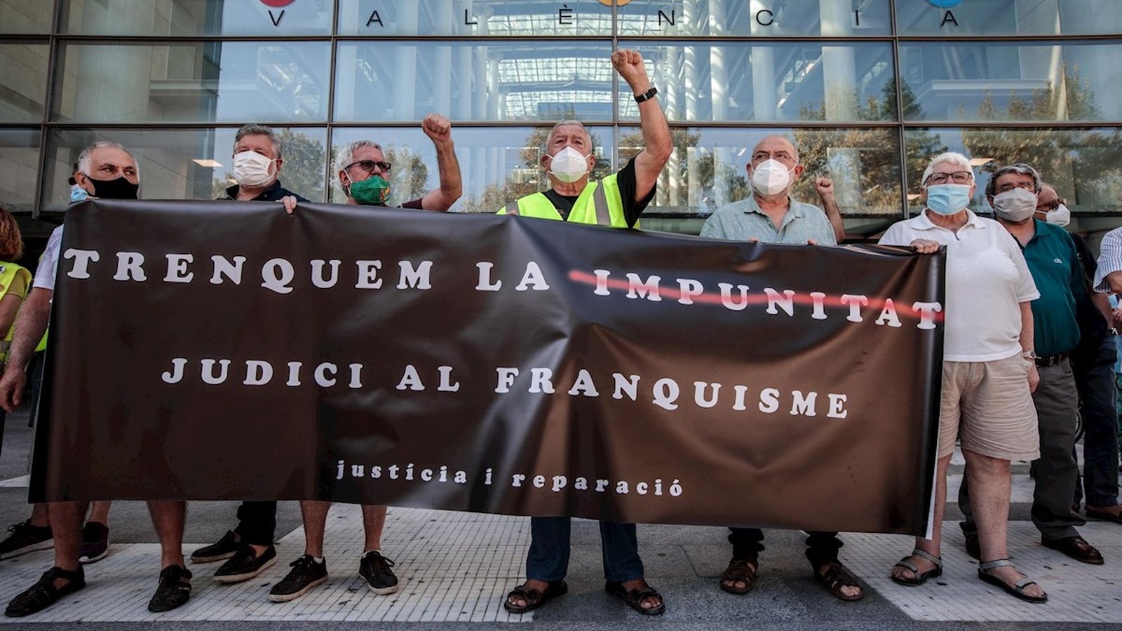 Una concentració a la Ciutat de la Justícia de València reclama acabar contra impunitat del franquisme
