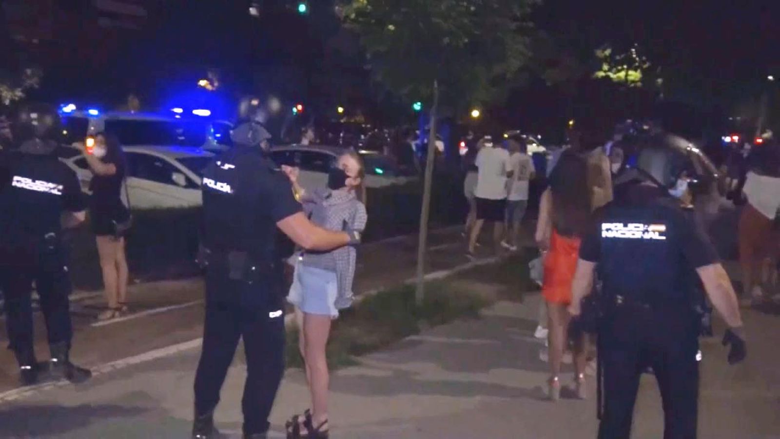 La policia desallotja botellots a València