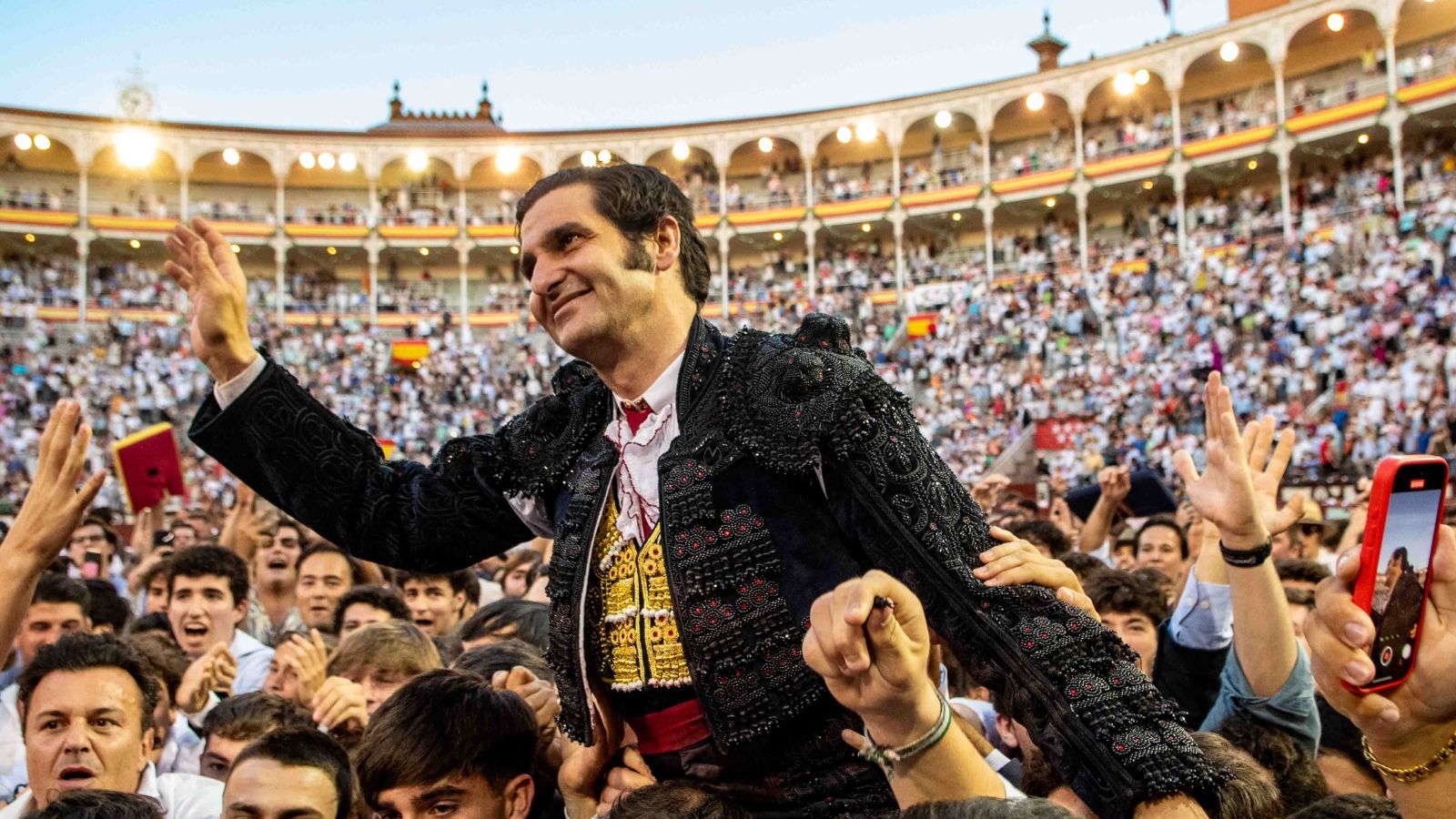 Morante de la Puebla en l'eixida per la porta gran de las Ventas