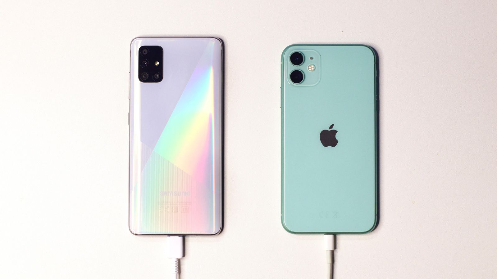 Carregadors d'Iphone i d'un mòbil amb sistema Android