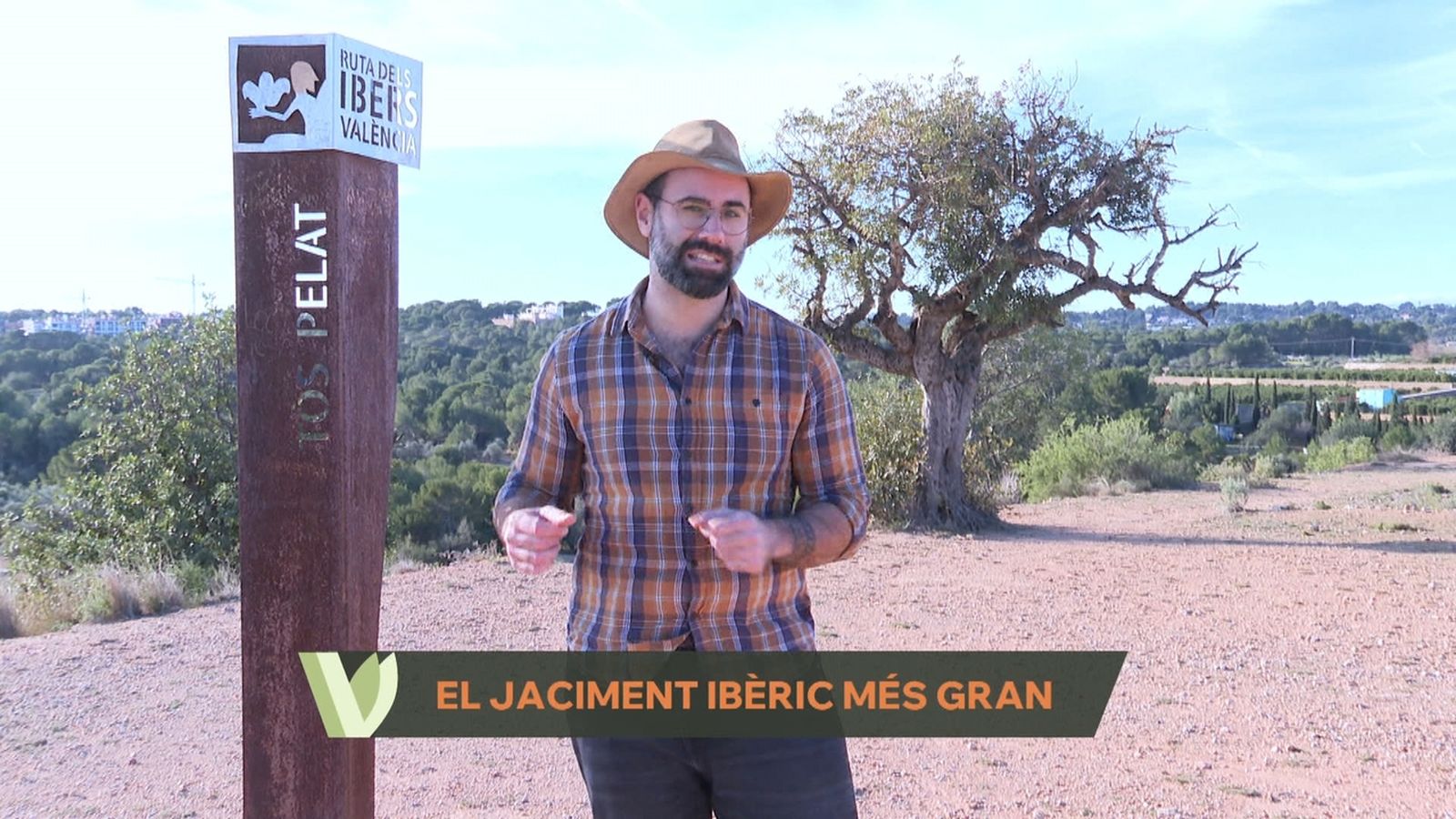 Pacozoico ens ensenya el jaciment iber al Tos Pelat, a Montcada
