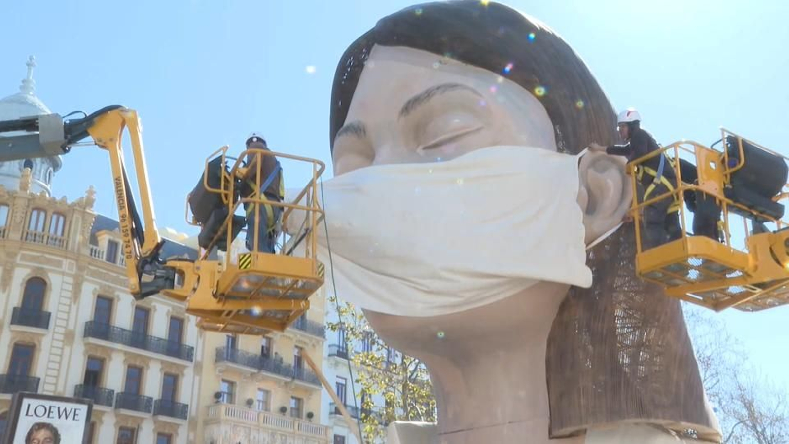 La falla de La Meditadora, amb la mascareta