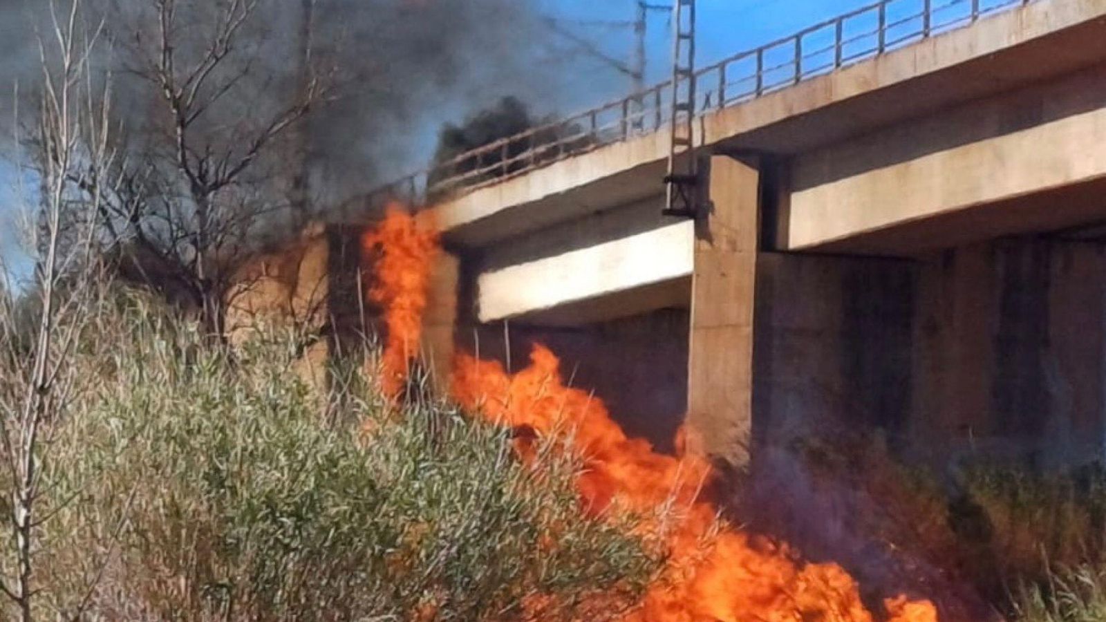 Les flames de l'incendi, al costat de la via férria