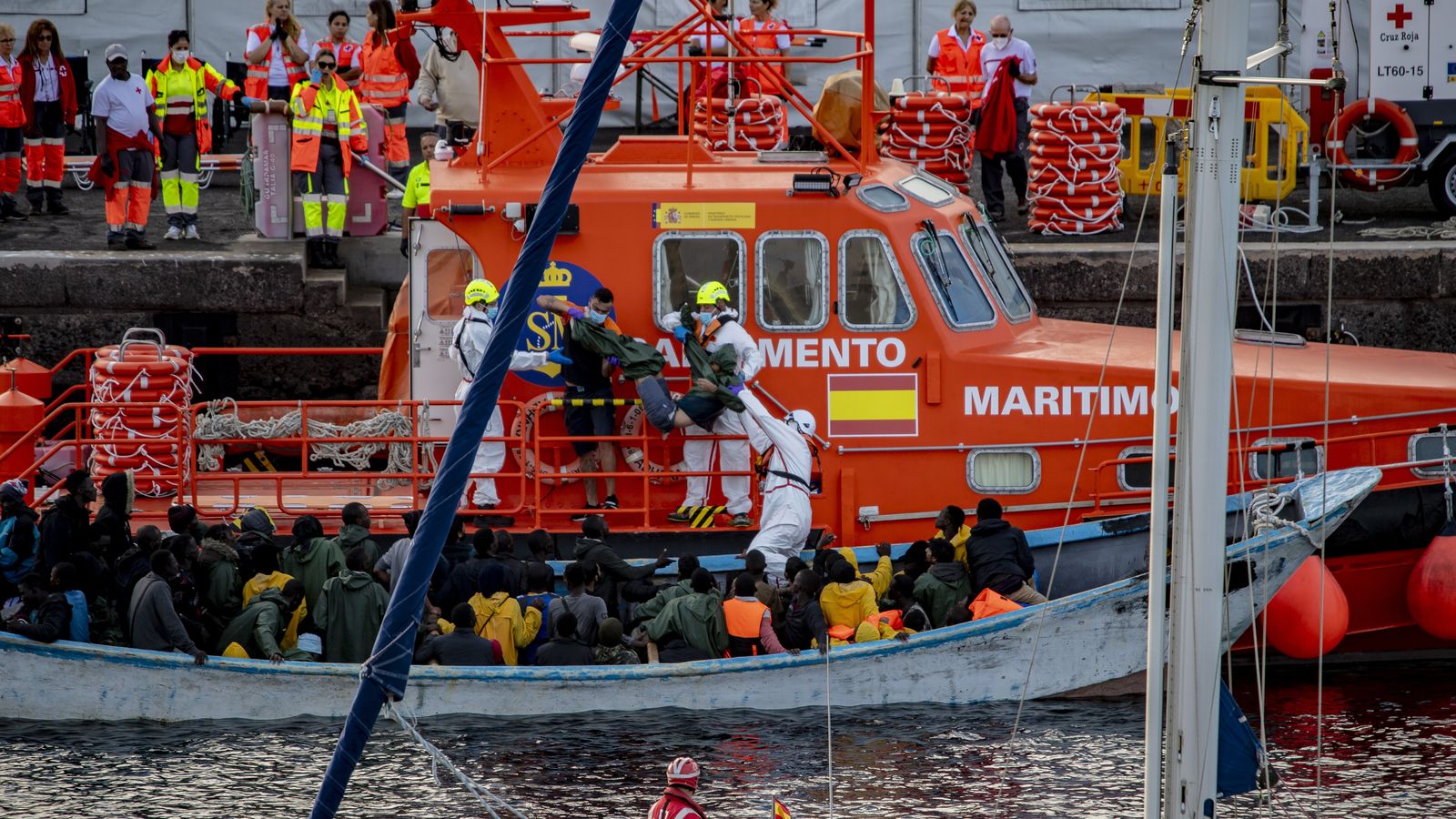 Arribada d'un dels caiucs al port de la Restinga, a El Hierro